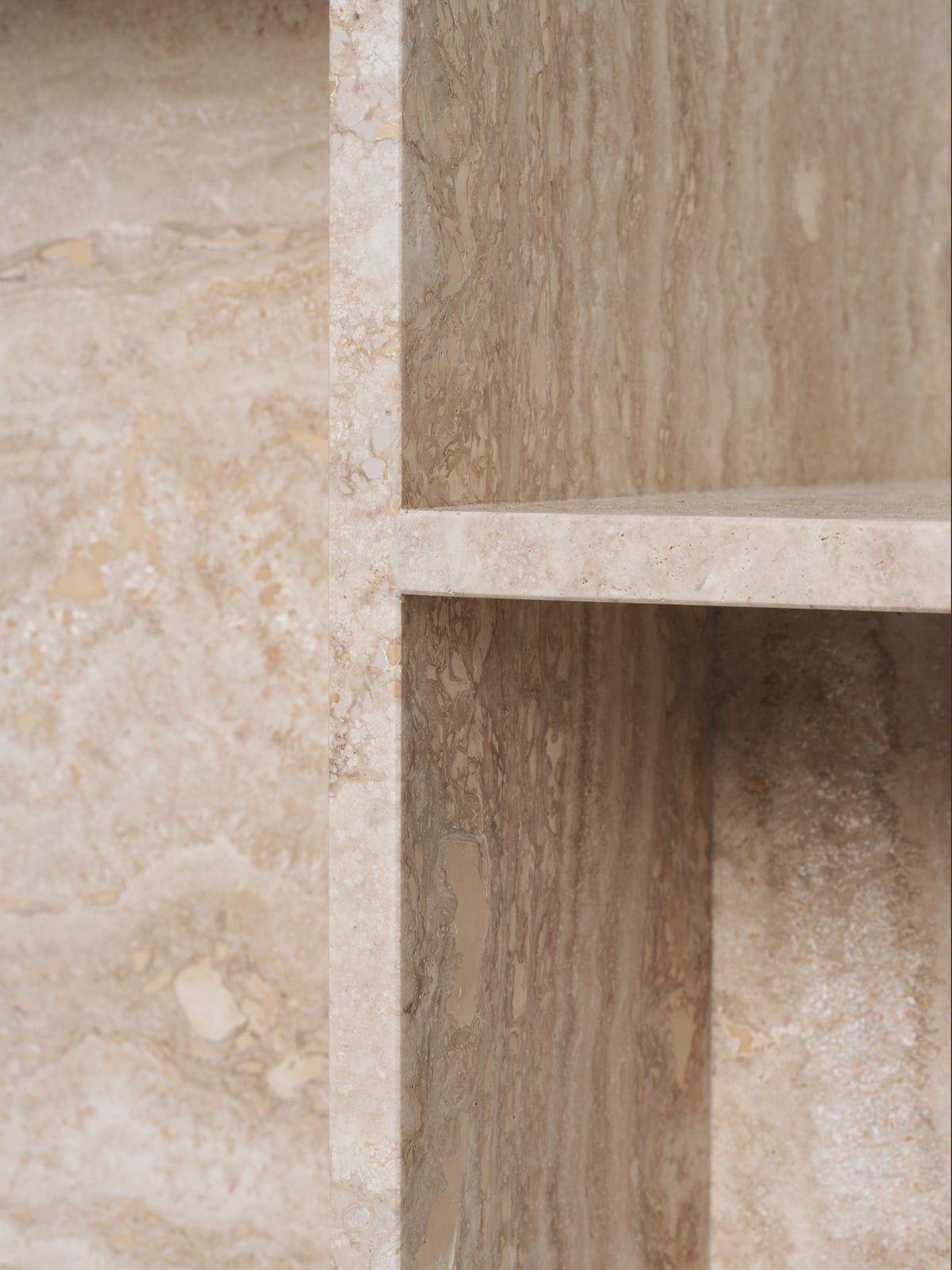 Distinct Beistelltisch in Travertin präsentiert im Onlineshop von KAQTU Design AG. Beistelltisch ist von Ferm Living