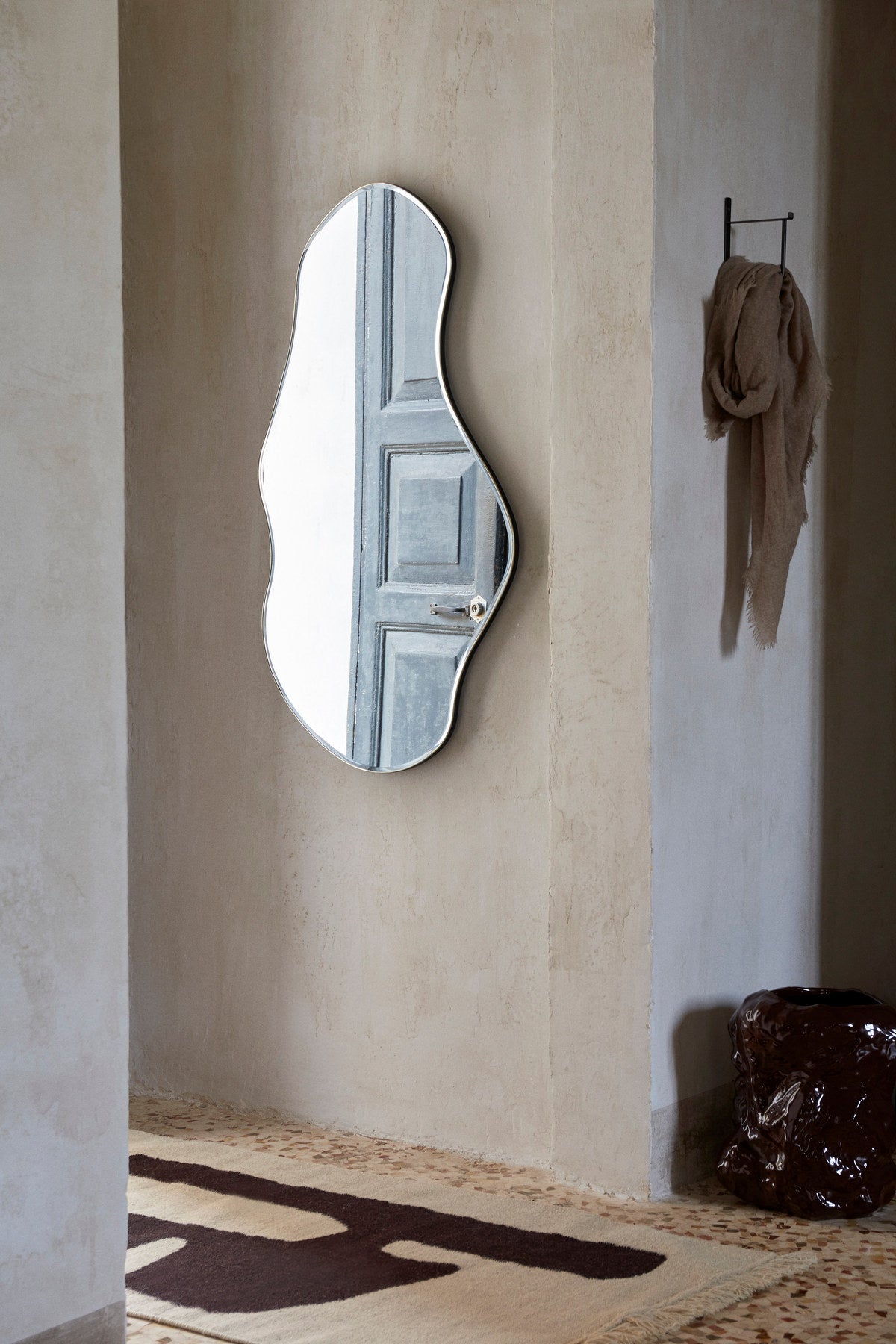Pond Spiegel Gross in Messing präsentiert im Onlineshop von KAQTU Design AG. Wandspiegel ist von Ferm Living
