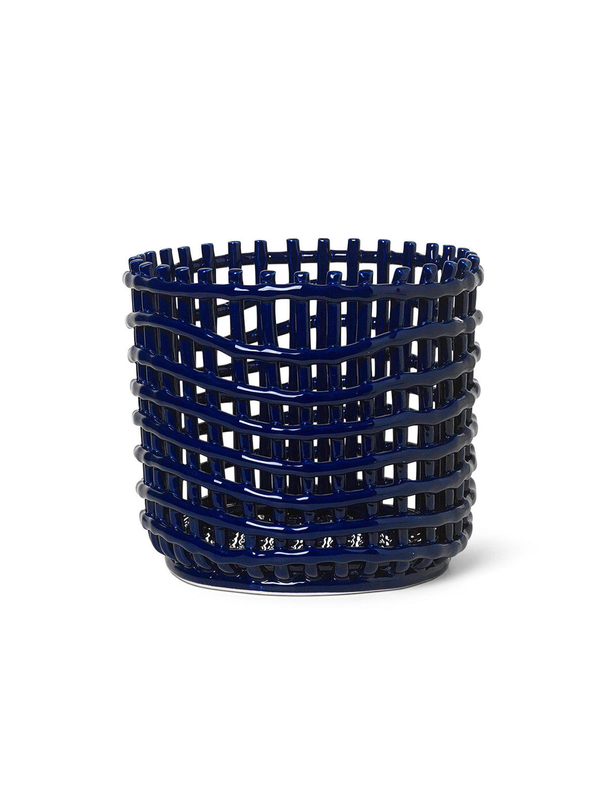 Braided geflechteter Korb gross in Blau präsentiert im Onlineshop von KAQTU Design AG. Aufbewährungskörbe ist von Ferm Living