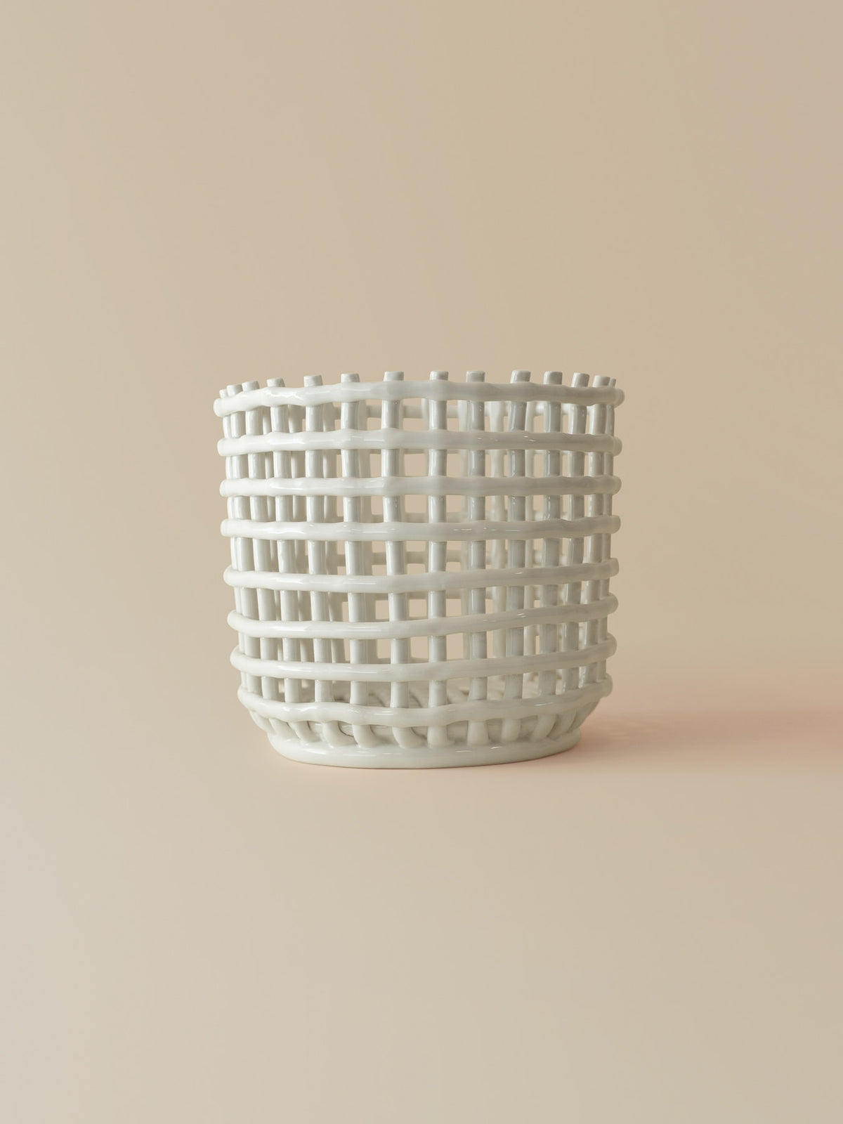 Braided geflechteter Korb klein in Cremeweiss präsentiert im Onlineshop von KAQTU Design AG. Aufbewährungskörbe ist von Ferm Living