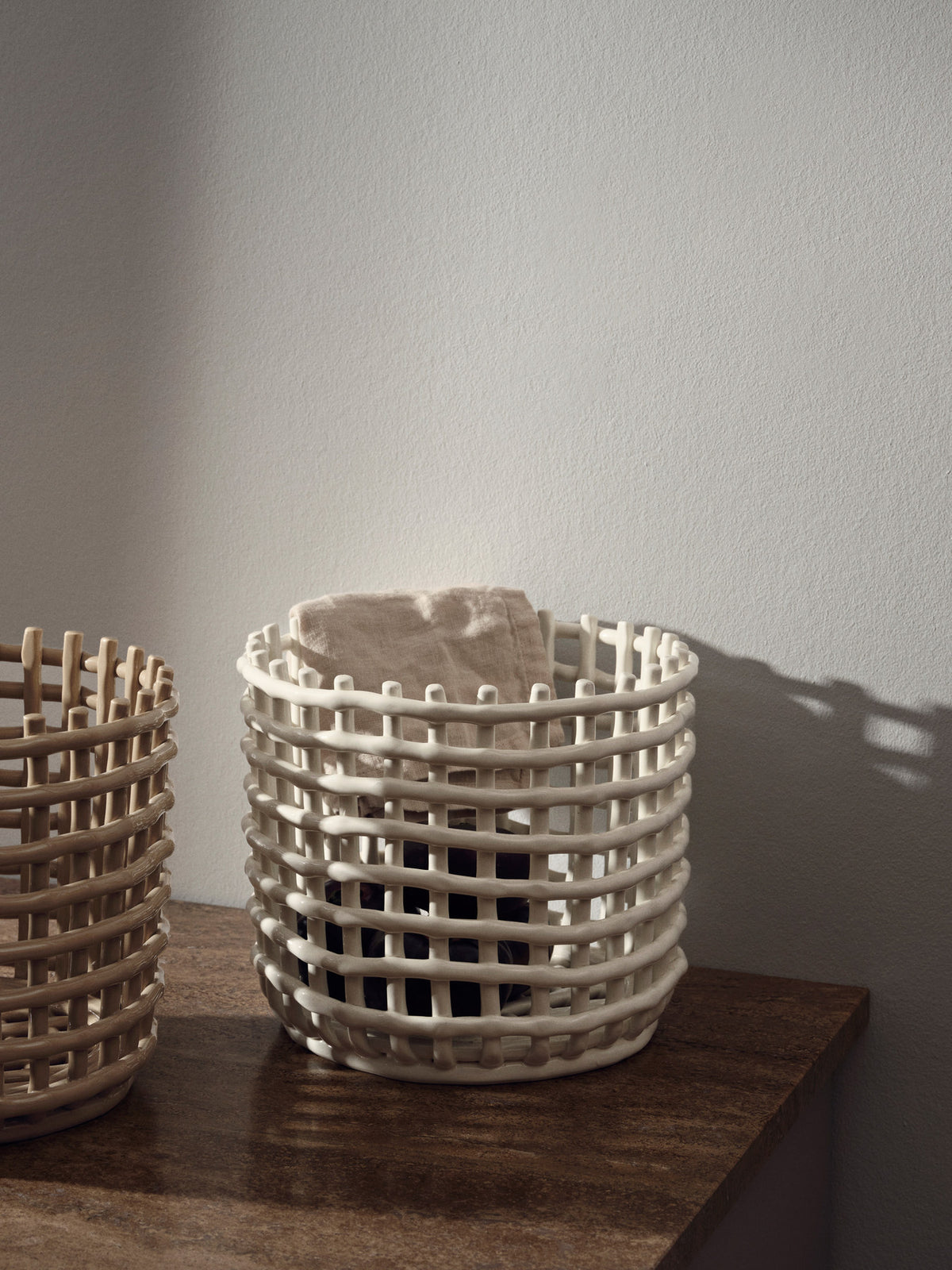 Braided geflechteter Korb gross in Cremeweiss präsentiert im Onlineshop von KAQTU Design AG. Aufbewährungskörbe ist von Ferm Living