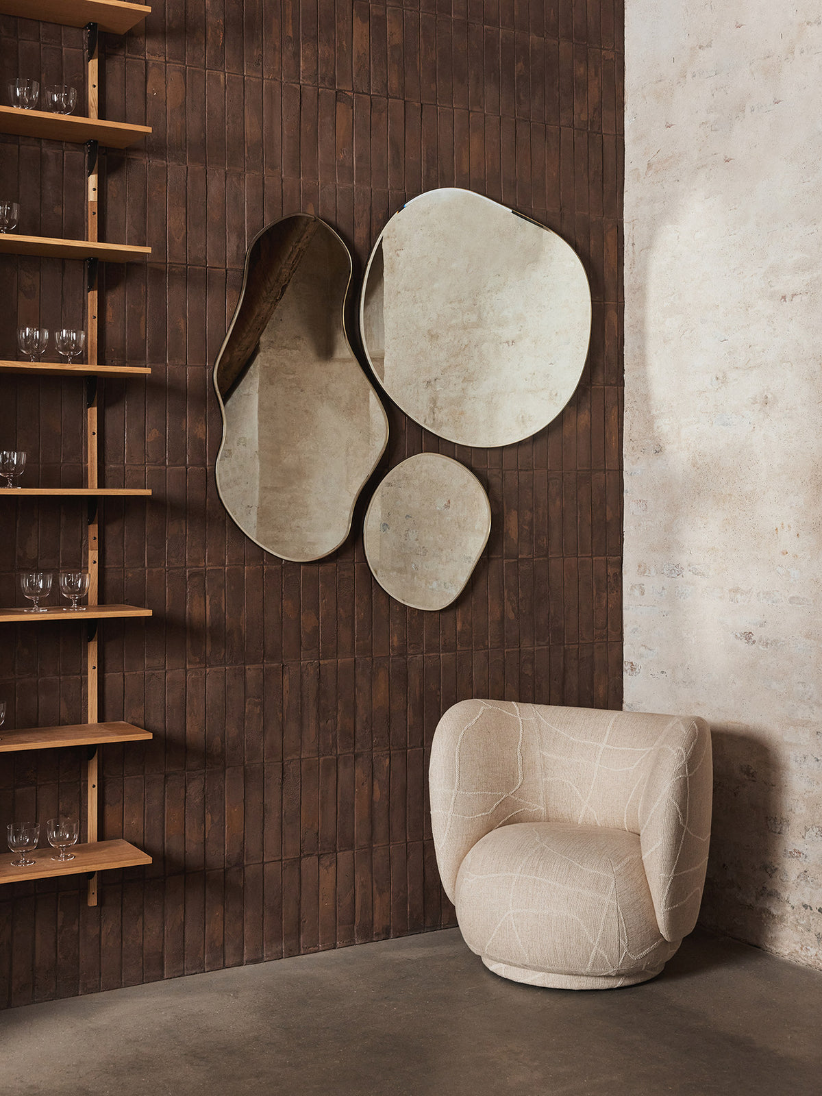 Pond Spiegel XL in Messing präsentiert im Onlineshop von KAQTU Design AG. Wandspiegel ist von Ferm Living