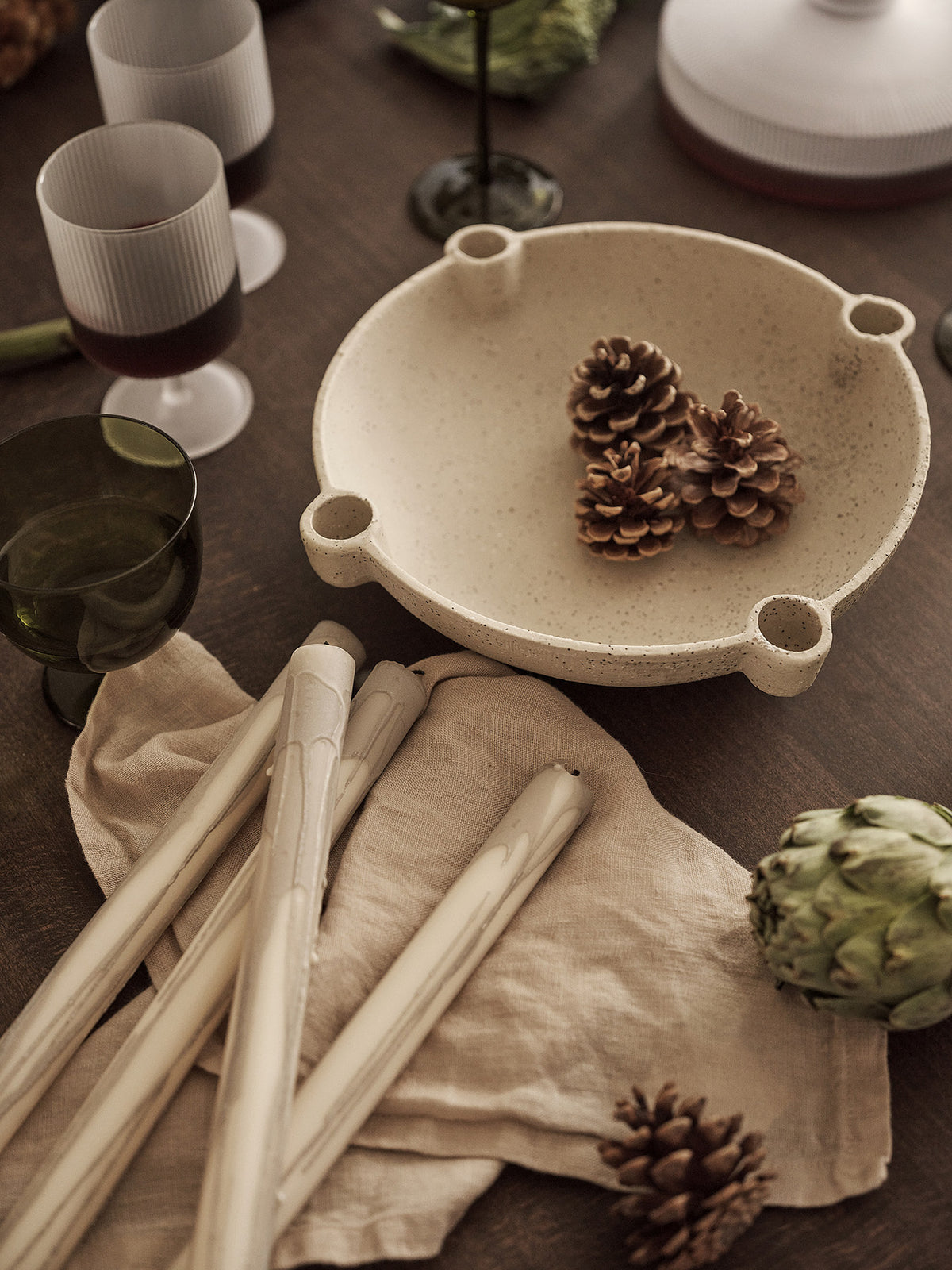 Bowl Kerzenhalter in Hellgrau präsentiert im Onlineshop von KAQTU Design AG. Kerzenständer ist von Ferm Living