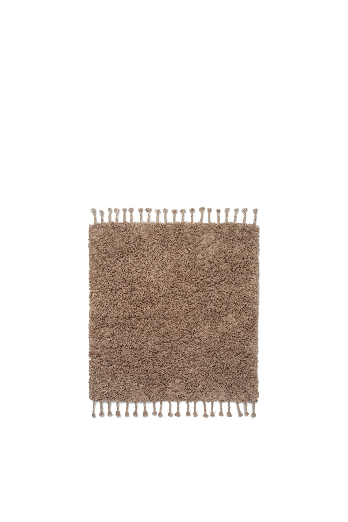 Langflor-Teppich Amass von Ferm Living in White Pepper, 100% Baumwolle, handgetuftet mit geflochtenen Fransen, rechteckige Form.