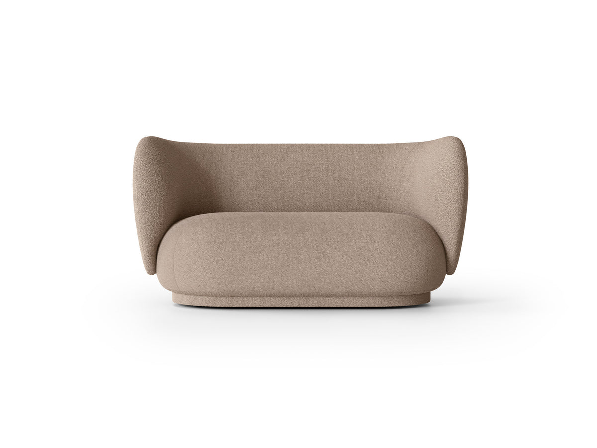 Rico 2er Sofa von Ferm Living mit runder Form, weichen Konturen und Stoffbezug