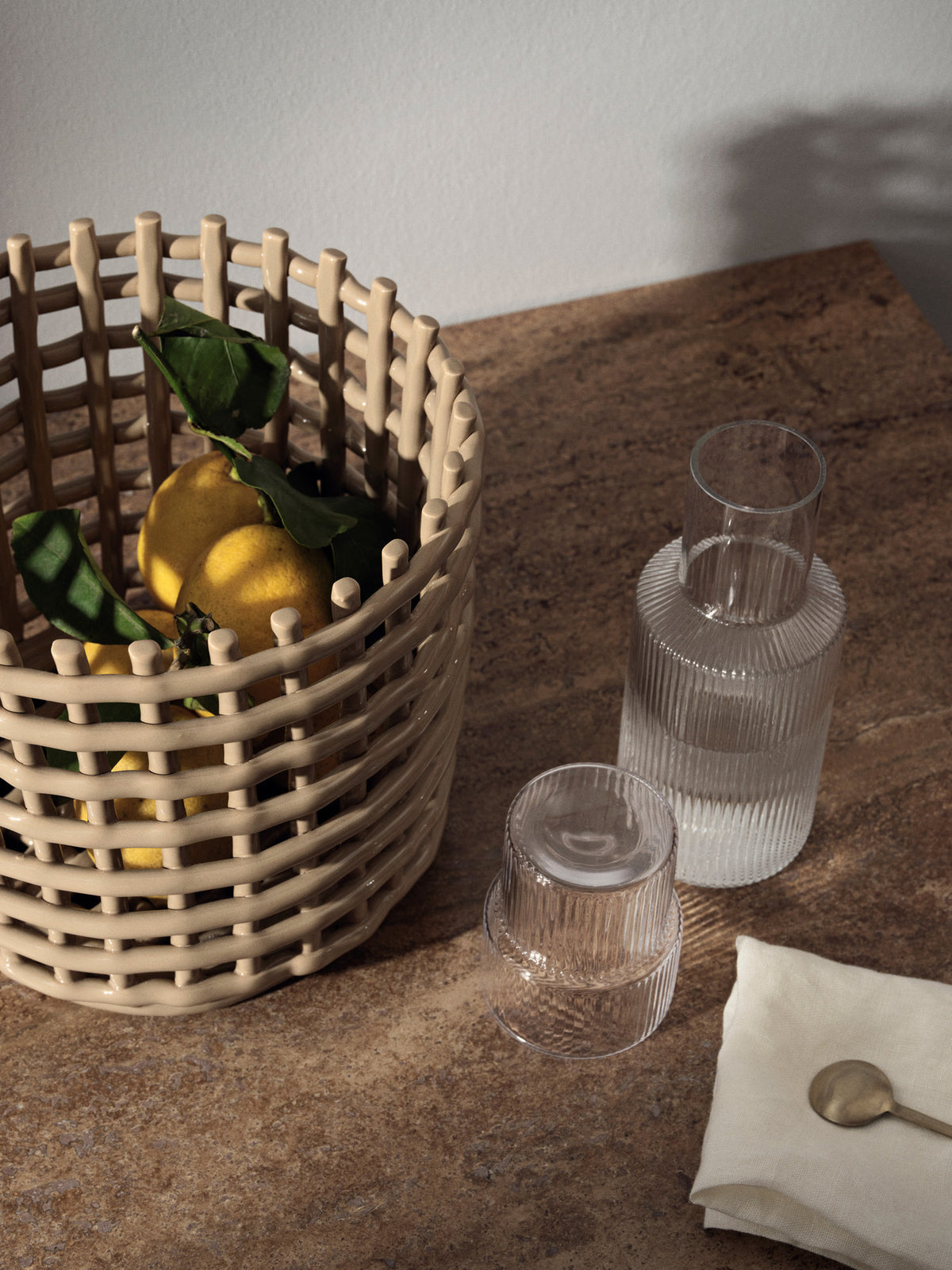 Braided geflechteter Korb gross in Kaschmir präsentiert im Onlineshop von KAQTU Design AG. Aufbewährungskörbe ist von Ferm Living