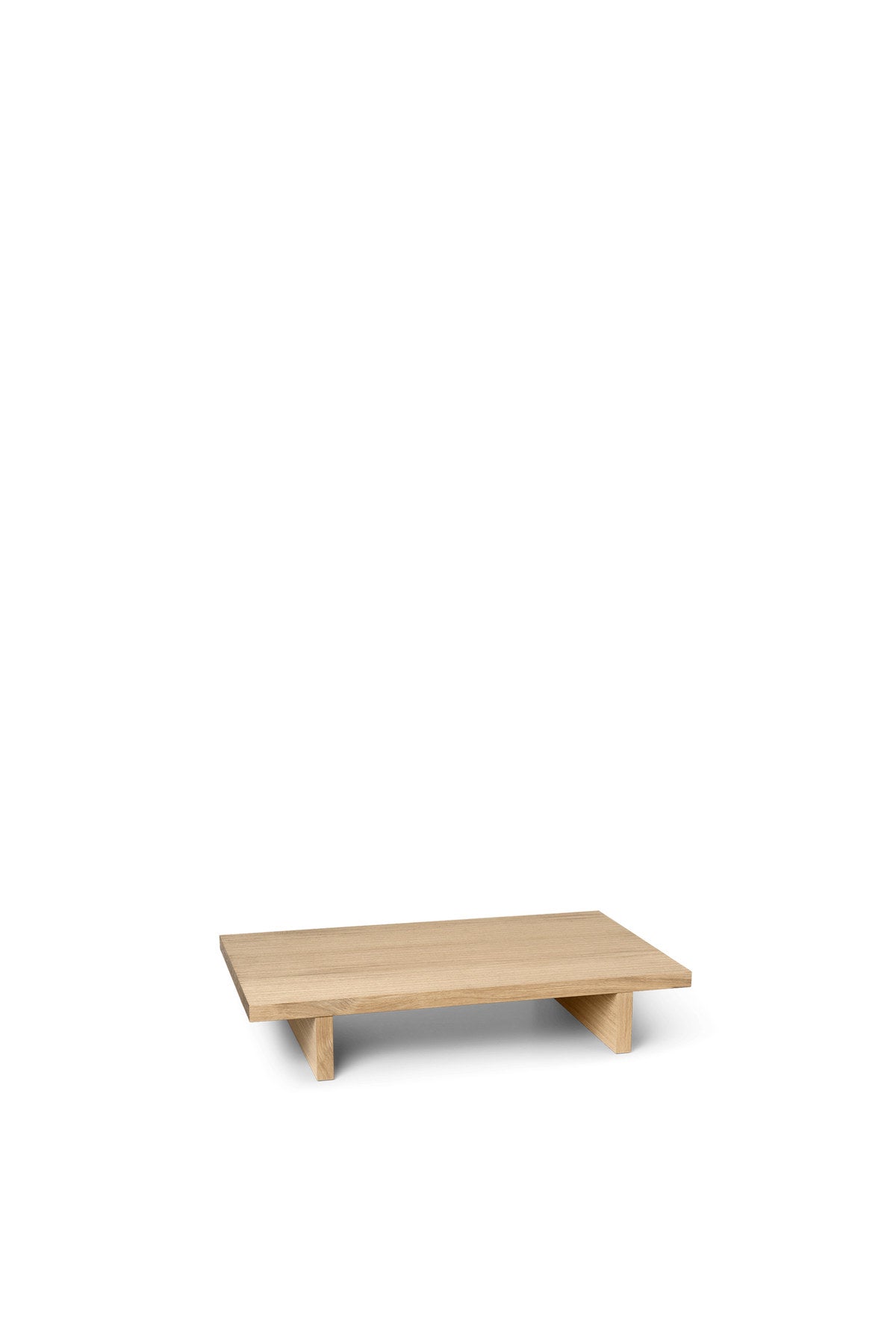 Kona Low Table von Ferm Living: niedriger Couchtisch mit rechteckiger Platte aus Eichenfurnier auf schlankem Gestell, Farbe Hellbraun.