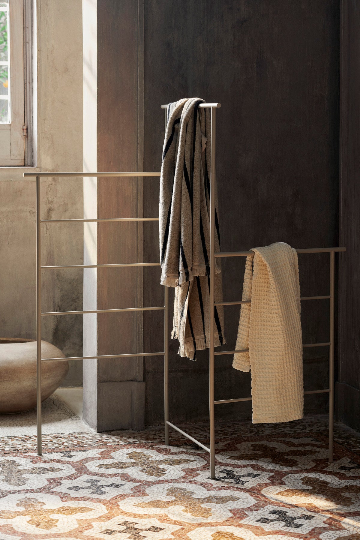 Dora Kleiderständer in Braun präsentiert im Onlineshop von KAQTU Design AG. Kleiderständer ist von Ferm Living
