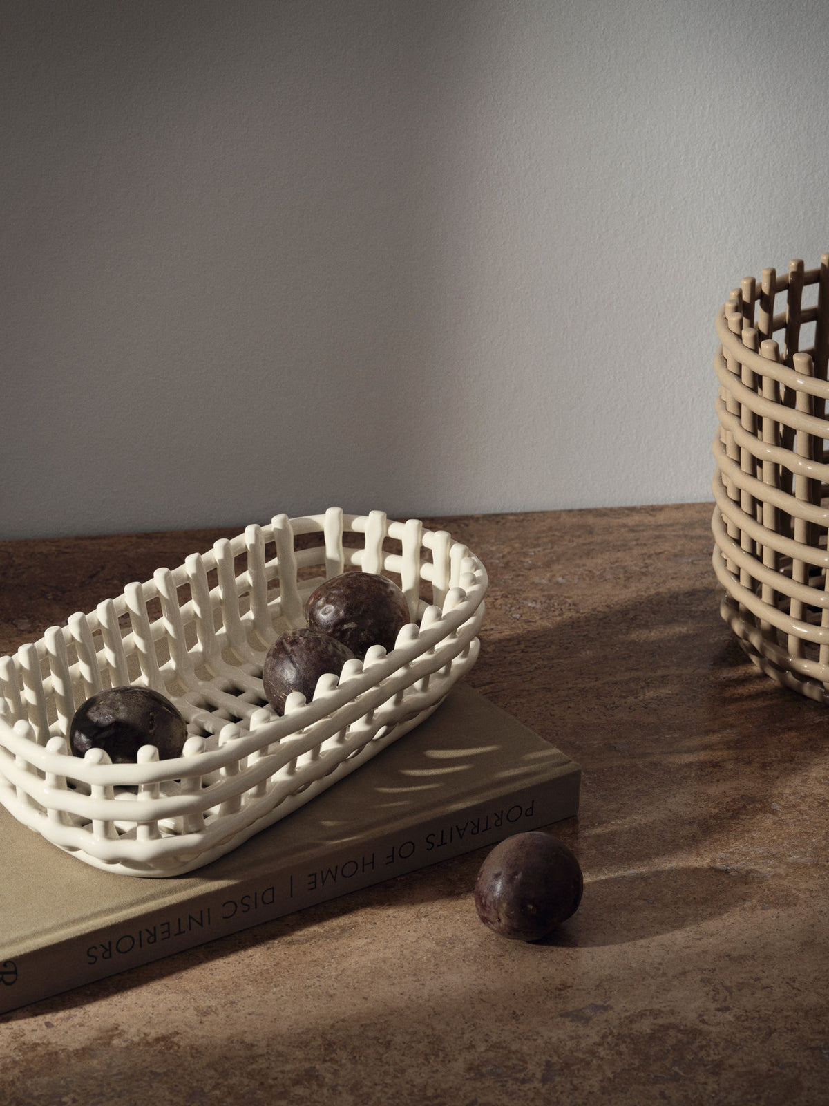 Keramik Korb Oval in Off-White präsentiert im Onlineshop von KAQTU Design AG. Aufbewährungskörbe ist von Ferm Living