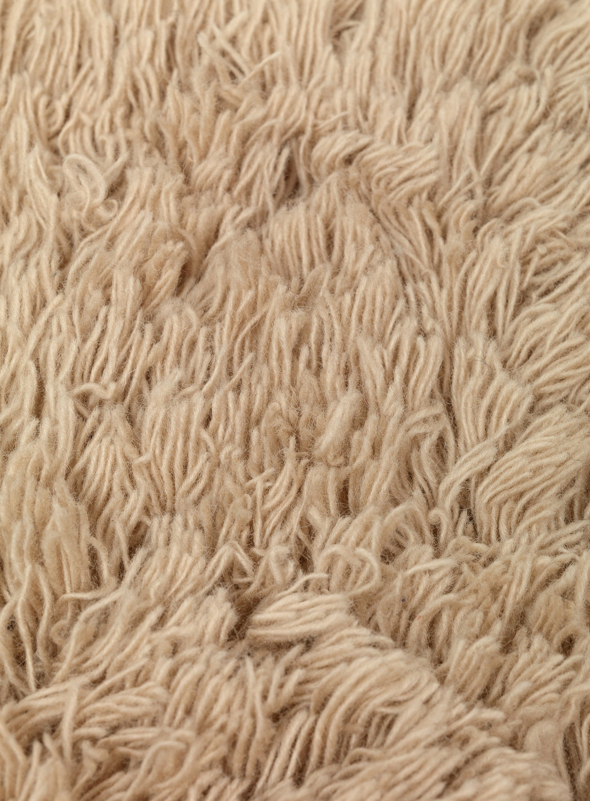 Meadow Hochflor Kissen in Sand präsentiert im Onlineshop von KAQTU Design AG. Kissen ist von Ferm Living