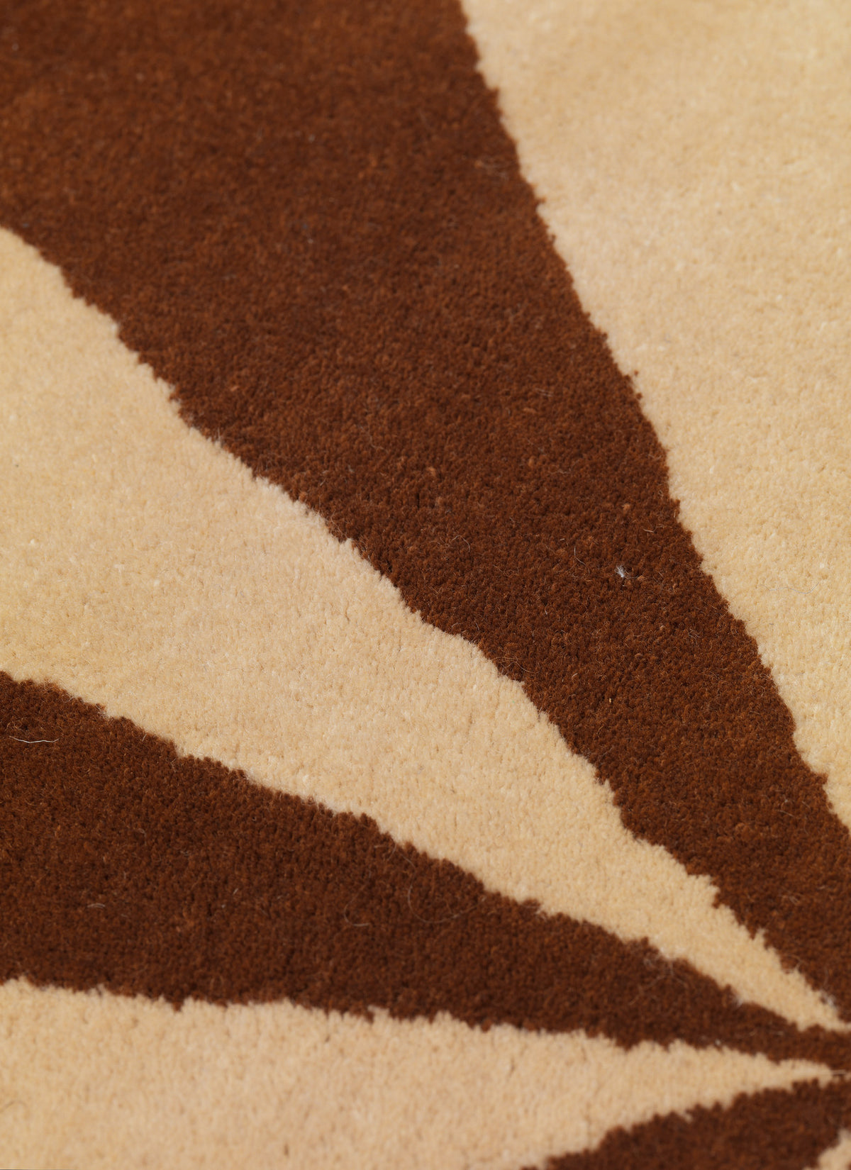 Runder, hand-getufteter Teppich Arch von Ferm Living aus Neuseelandwolle und Baumwolle in Dark Brick und Off-White, mit originellem Muster.