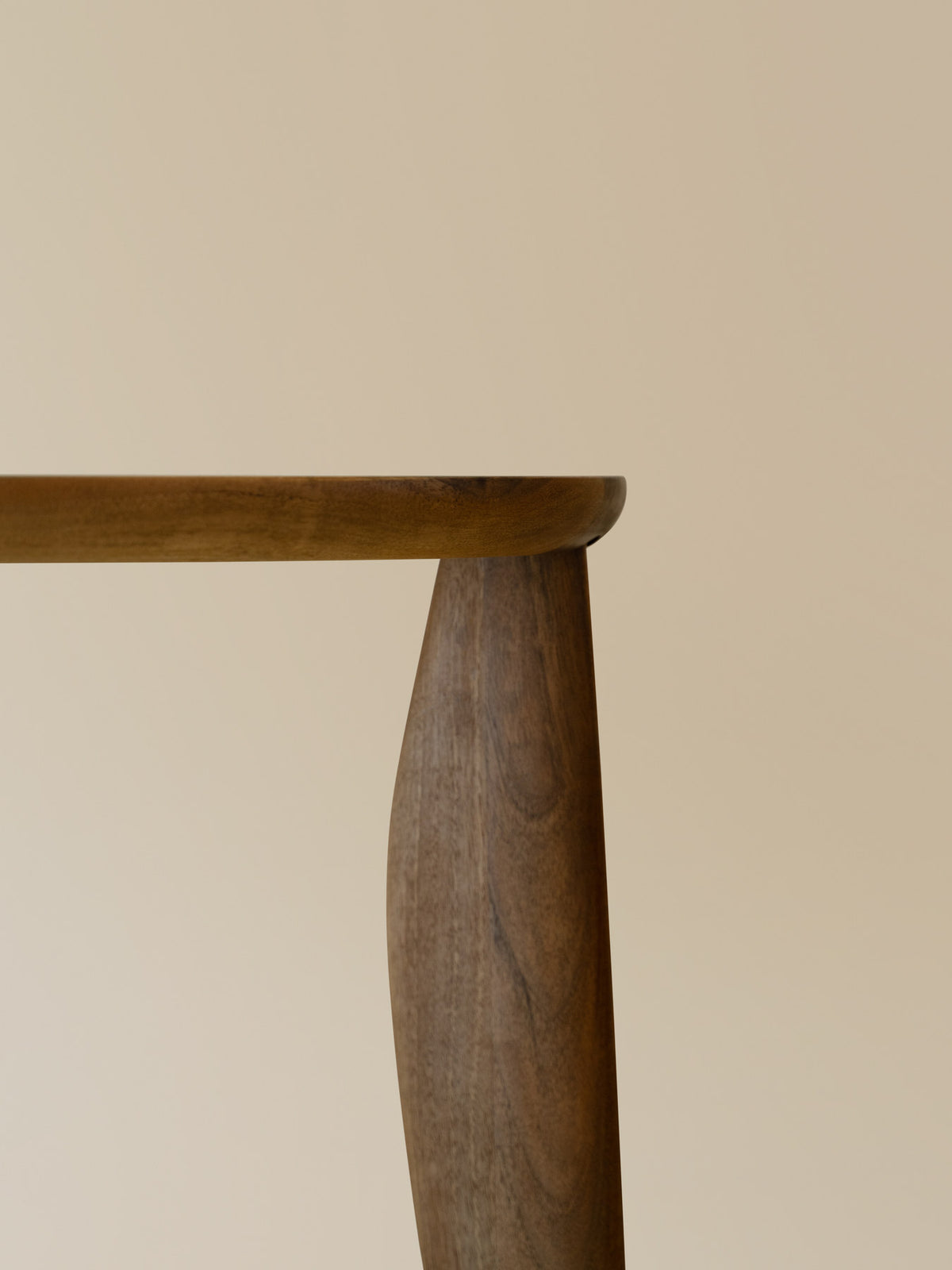 Feve Schreibtisch in Braun präsentiert im Onlineshop von KAQTU Design AG. Schreibtisch ist von Ferm Living