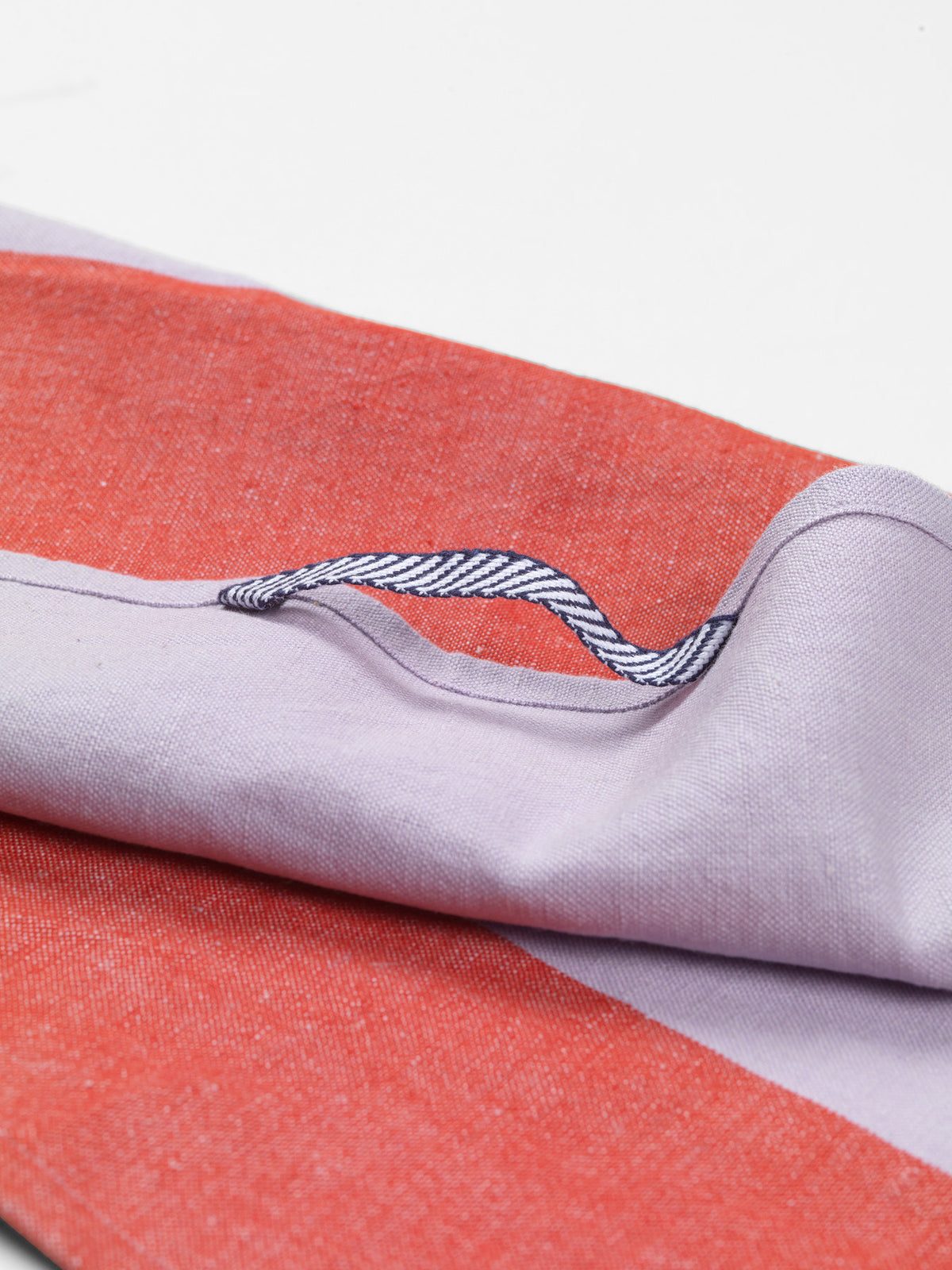 Hale Geschirrtuch in Rot / Lila präsentiert im Onlineshop von KAQTU Design AG. Küchentuch ist von Ferm Living