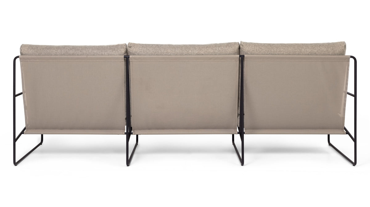 Outdoor-Sessel Desert 3-Sitzer - Dolce von Ferm Living mit Armlehnen, Rahmen aus pulverbeschichtetem Stahl und Textilbezug in Dunkeler Sand.