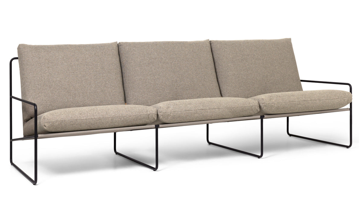 Outdoor-Sessel Desert 3-Sitzer - Dolce von Ferm Living mit Armlehnen, Rahmen aus pulverbeschichtetem Stahl und Textilbezug in Dunkeler Sand.