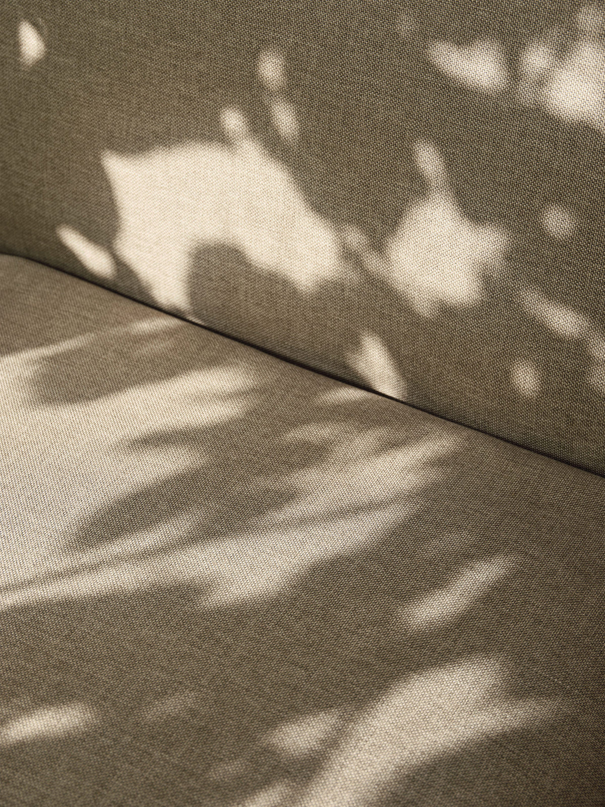 Outdoor-Sessel Desert 3-Sitzer - Dolce von Ferm Living mit Armlehnen, Rahmen aus pulverbeschichtetem Stahl und Textilbezug in Dunkeler Sand.