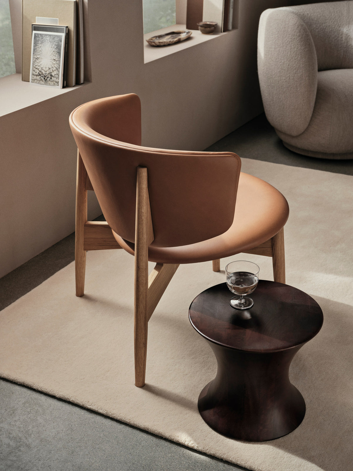 Spin Hocker in Braun präsentiert im Onlineshop von KAQTU Design AG. Hocker ist von Ferm Living