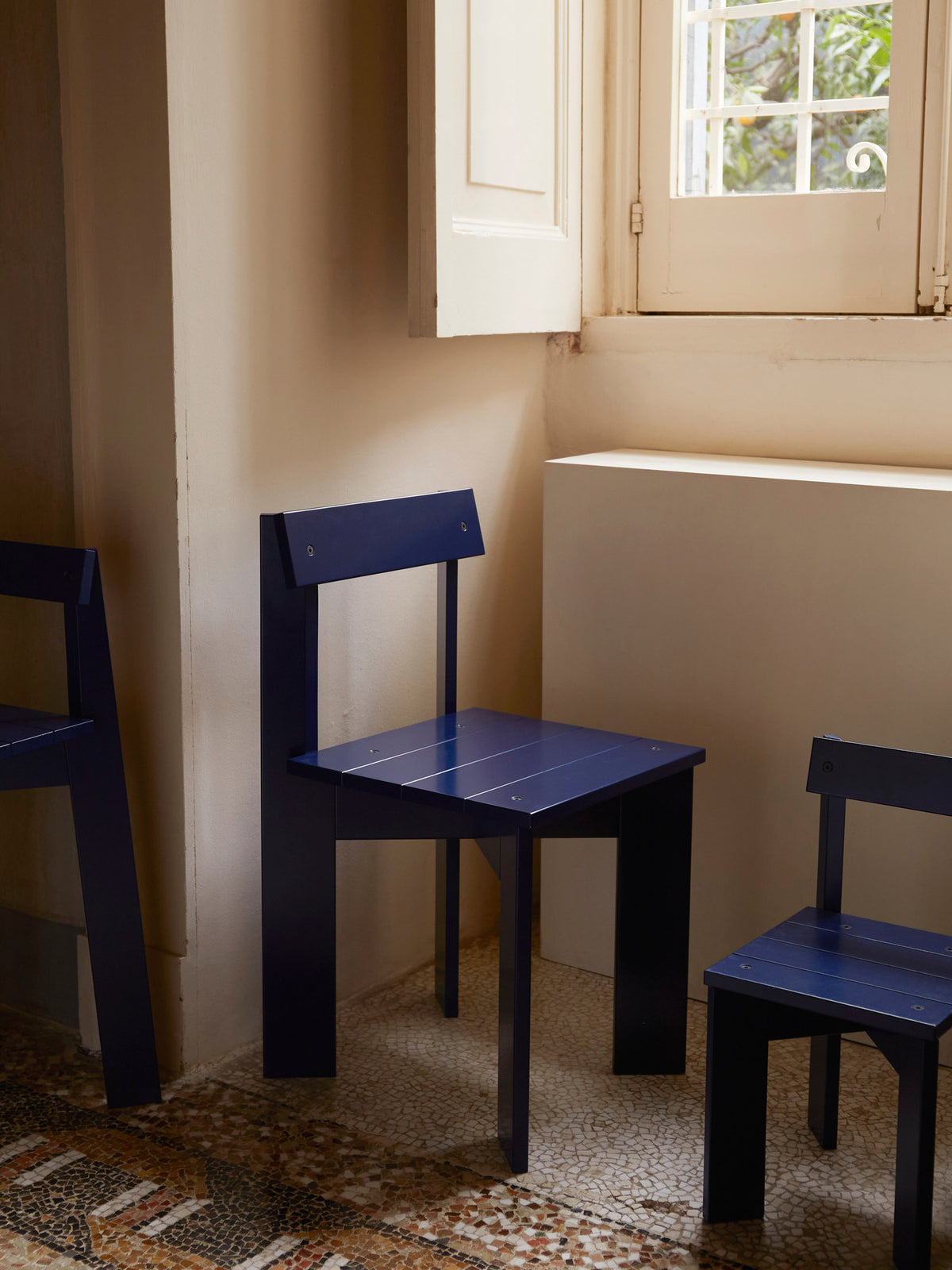 Ark Stuhl in Blau präsentiert im Onlineshop von KAQTU Design AG. Stuhl ist von Ferm Living