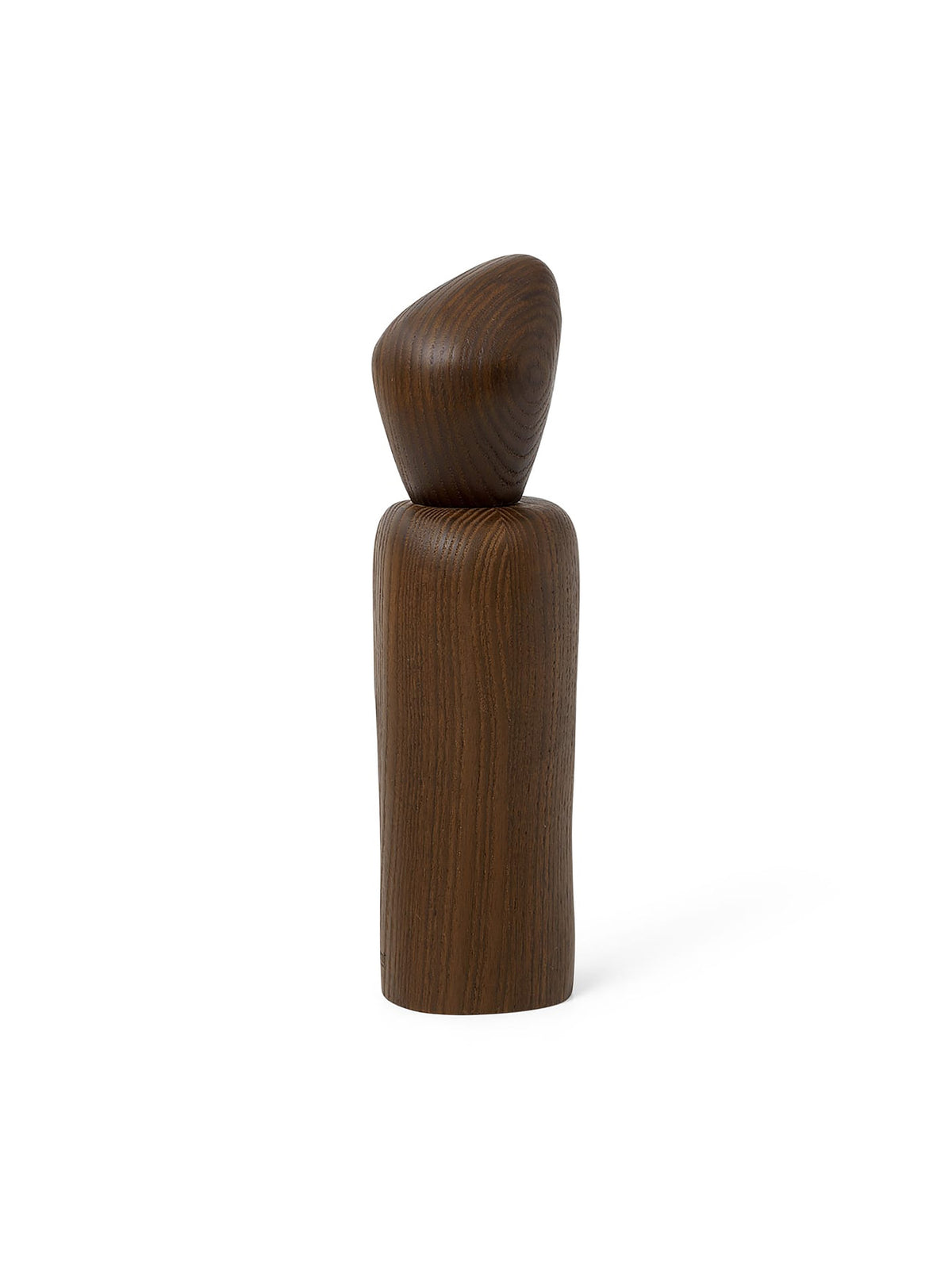 Cairn Mühle von Ferm Living aus dunkelbraunem, karbonisiertem Eschenholz mit organischer, runder Form, stehend auf einer Küchenarbeitsfläche.