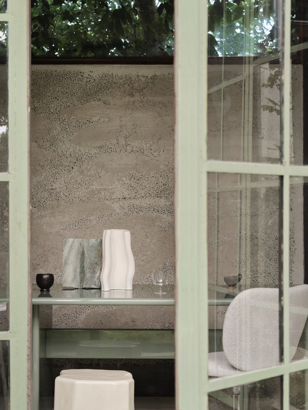Moire Vase in Off-White präsentiert im Onlineshop von KAQTU Design AG. Vase ist von Ferm Living