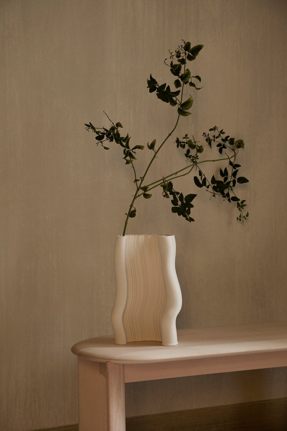 Moire Vase in Off-White präsentiert im Onlineshop von KAQTU Design AG. Vase ist von Ferm Living