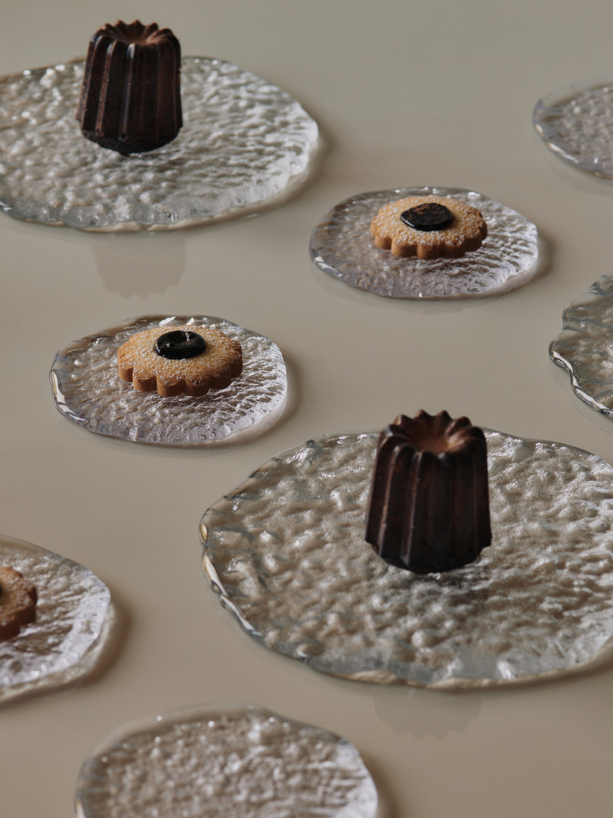 Momento Glas Tablett in Klar präsentiert im Onlineshop von KAQTU Design AG. Tablett ist von Ferm Living