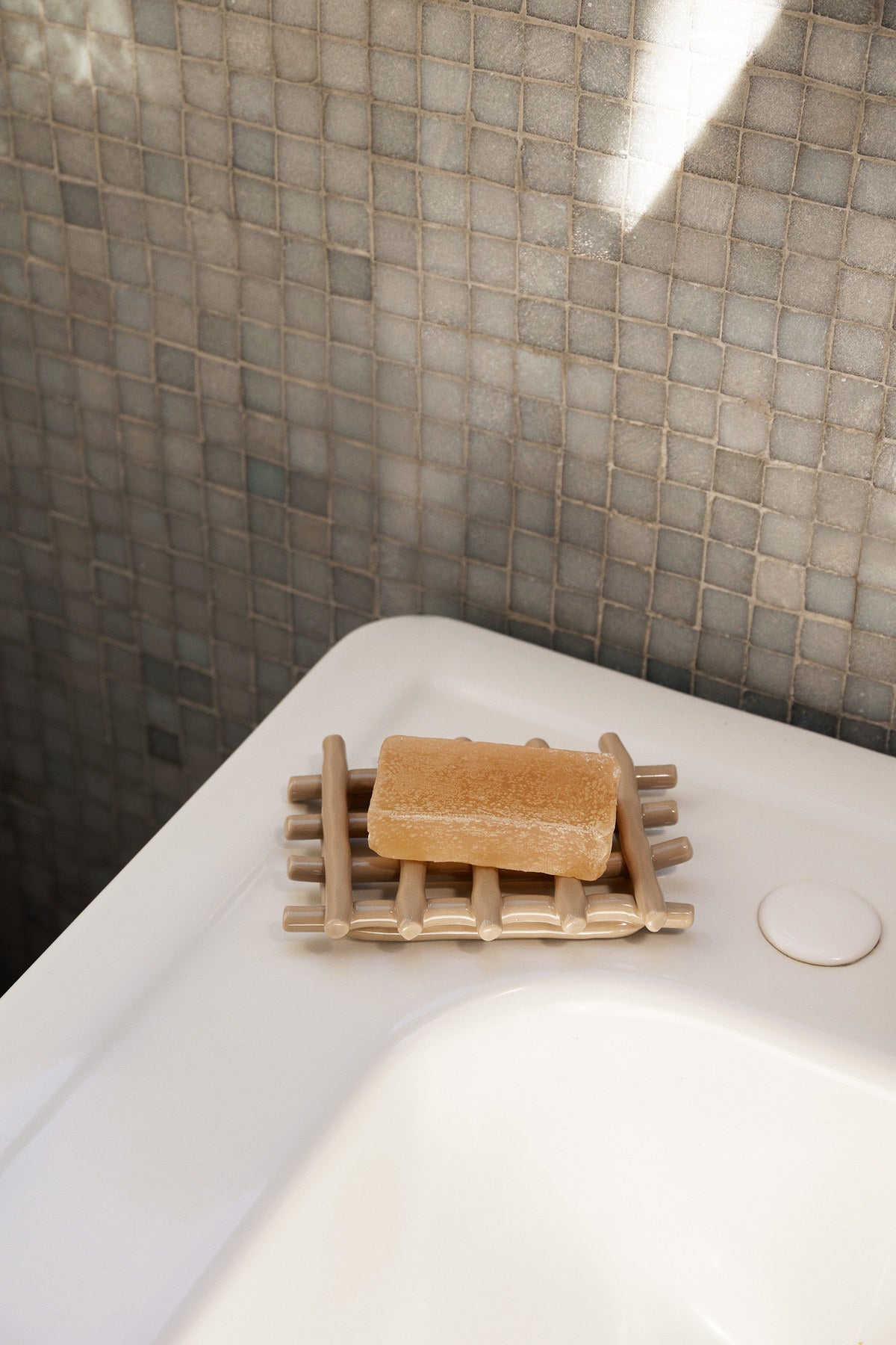Ceramic Seifenschale in Cashmere präsentiert im Onlineshop von KAQTU Design AG. Badzubehör ist von Ferm Living
