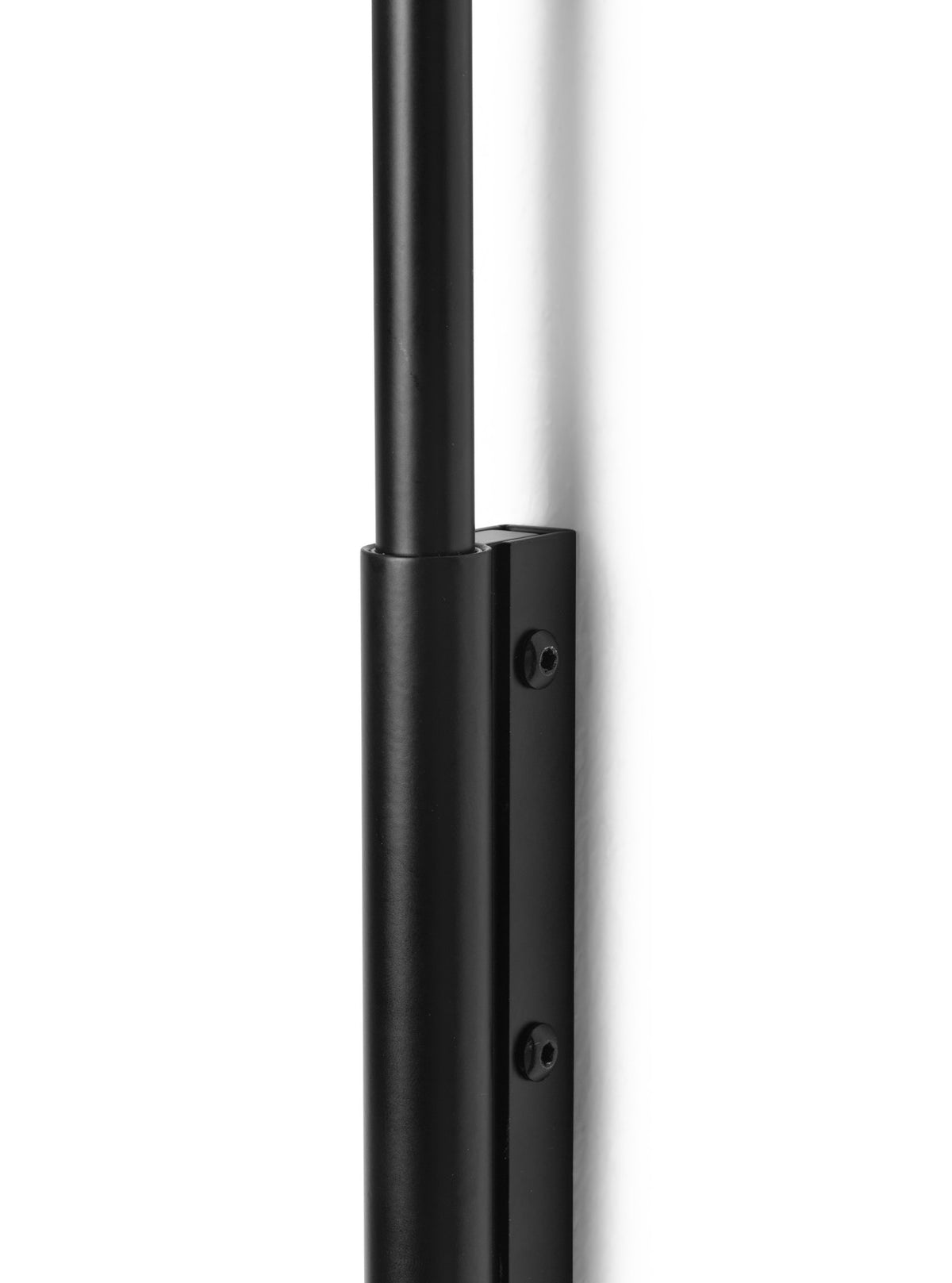 Arum Swivel Wandleuchte in Schwarz präsentiert im Onlineshop von KAQTU Design AG. Wandleuchte ist von Ferm Living