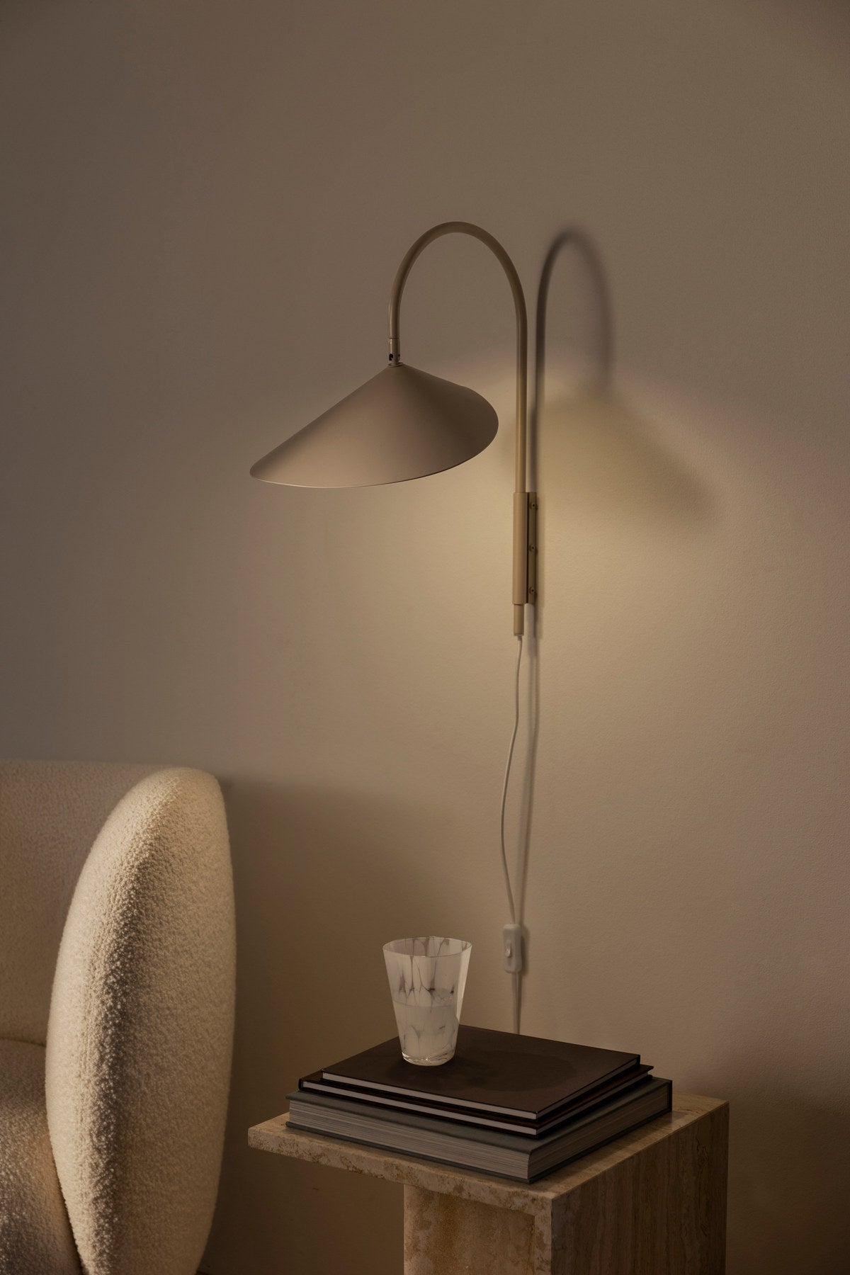 Arum Swivel Wandleuchte in Kaschmir präsentiert im Onlineshop von KAQTU Design AG. Wandleuchte ist von Ferm Living