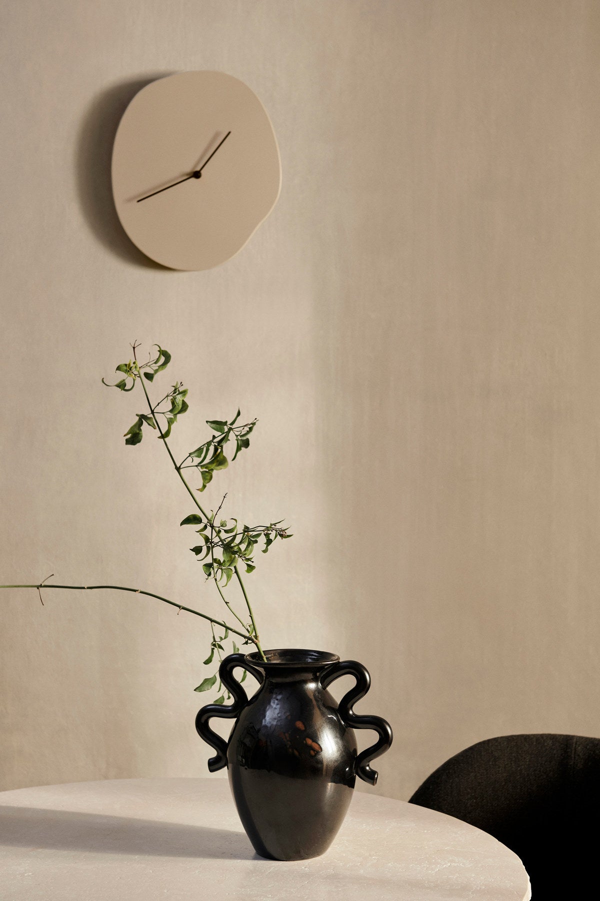 Melt Wanduhr in Kaschmir präsentiert im Onlineshop von KAQTU Design AG. Wanduhr ist von Ferm Living