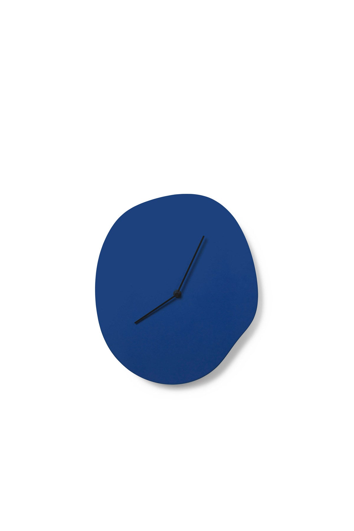 Melt Wanduhr in Blau präsentiert im Onlineshop von KAQTU Design AG. Wanduhr ist von Ferm Living