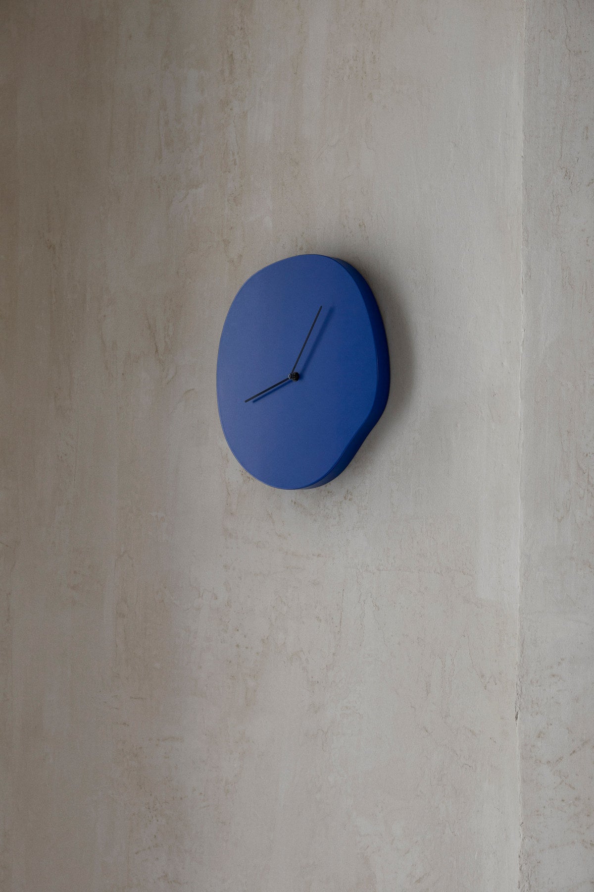 Melt Wanduhr in Blau präsentiert im Onlineshop von KAQTU Design AG. Wanduhr ist von Ferm Living