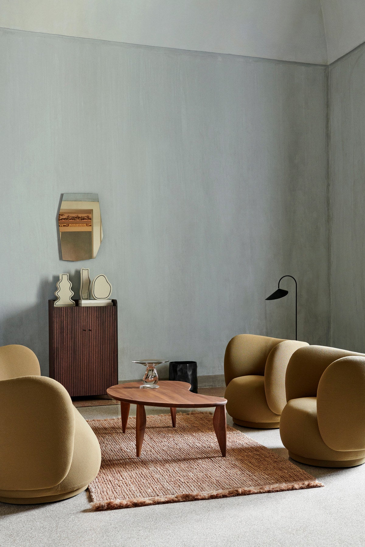 Feve Couchtisch in Walnuss präsentiert im Onlineshop von KAQTU Design AG. Couchtisch ist von Ferm Living