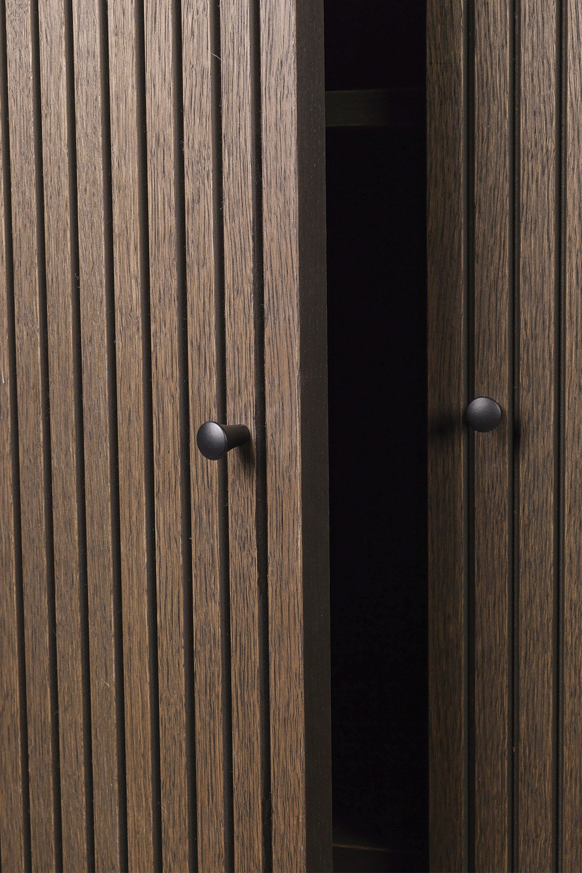 Sill Schrank Hoch in Dunkelbraun präsentiert im Onlineshop von KAQTU Design AG. Drehtürenschrank ist von Ferm Living