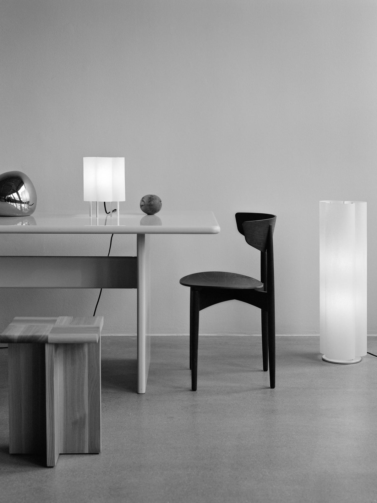 Esstisch Rink Gross von Ferm Living in Weissgelb, hochglänzend lackiert, MDF-Kern, mit weichen abgerundeten Kanten und klarer Tischform.