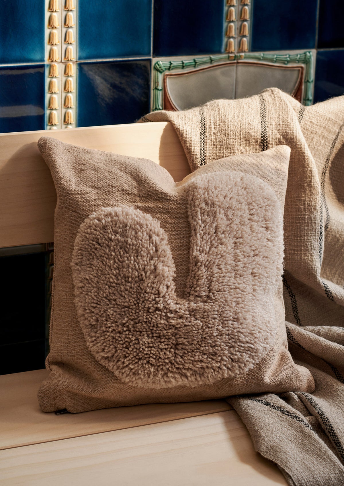 Lay Kissen in Sand / Off-white präsentiert im Onlineshop von KAQTU Design AG. Kissen ist von Ferm Living