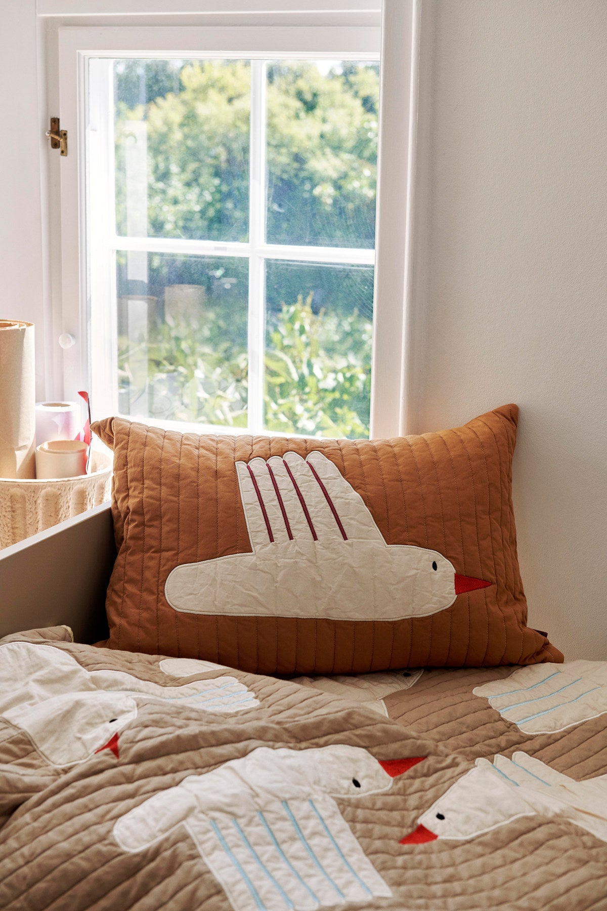 Bird Kissen in Sugar Kelp präsentiert im Onlineshop von KAQTU Design AG. Kissenbezug Kids ist von Ferm Living