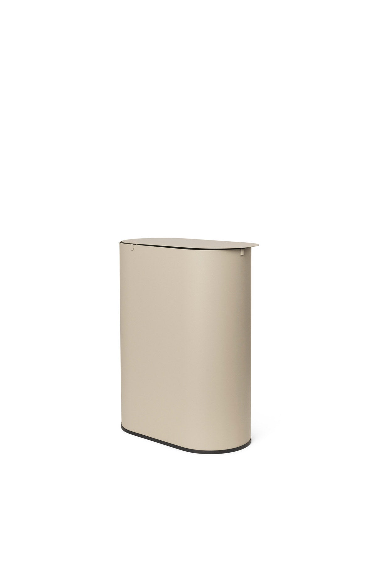 Enkel Behälter von Ferm Living: ovaler Mülleimer aus pulverbeschichtetem Kohlenstoffstahl in dunkler Schokoladenfarbe mit Metallgriff am Innenbehälter.