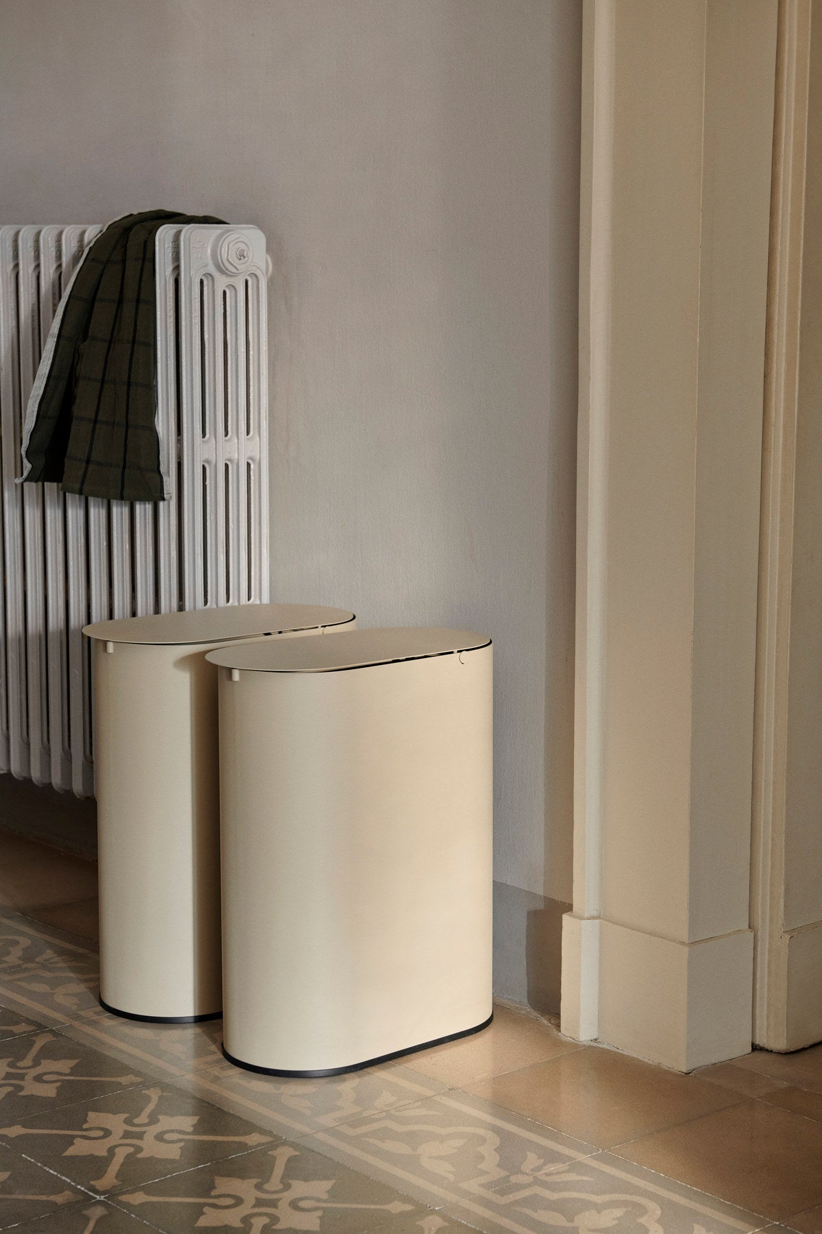 Enkel Mülleimer in Kaschmir präsentiert im Onlineshop von KAQTU Design AG. Mülleimer ist von Ferm Living