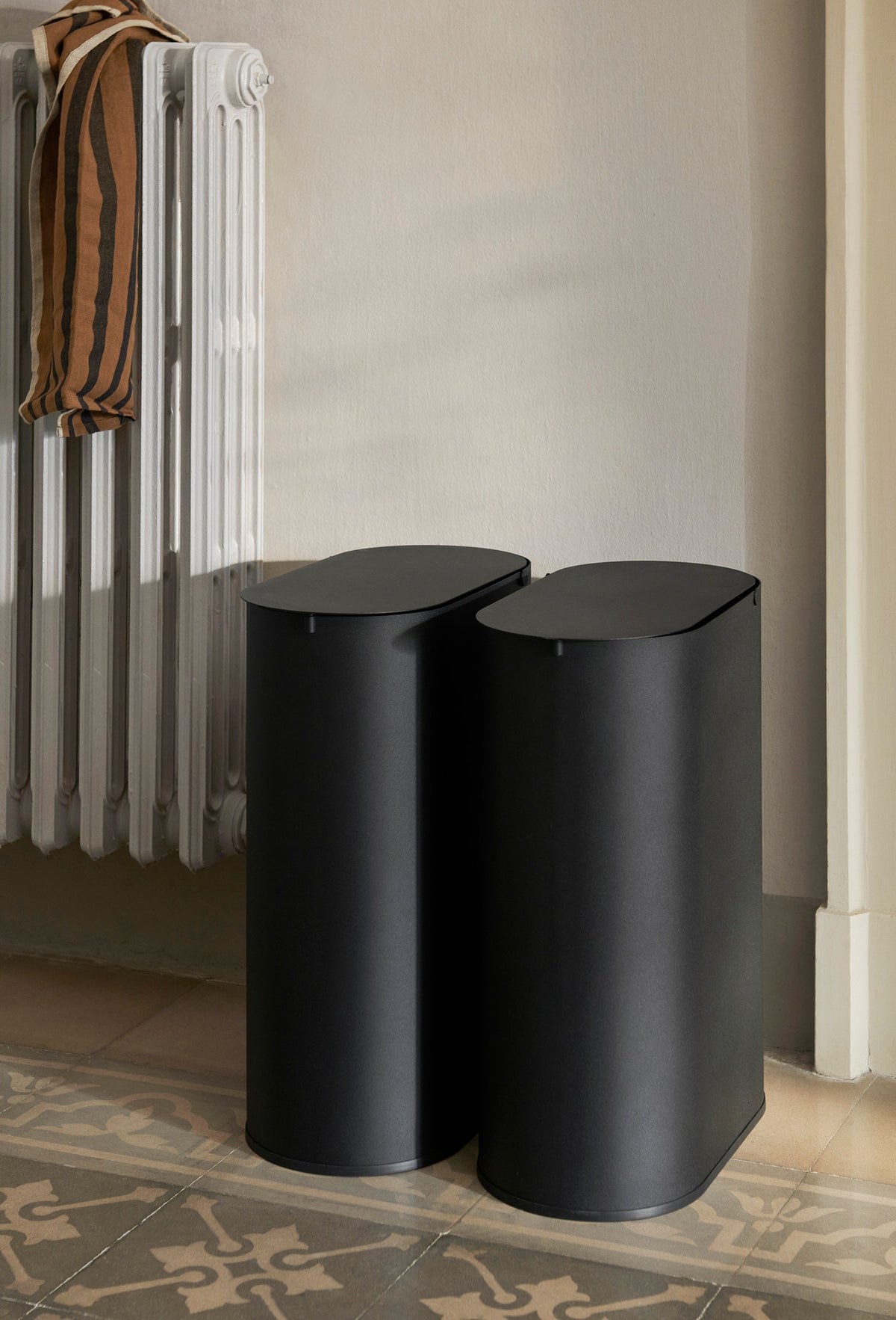 Enkel Mülleimer in Schwarz präsentiert im Onlineshop von KAQTU Design AG. Mülleimer ist von Ferm Living