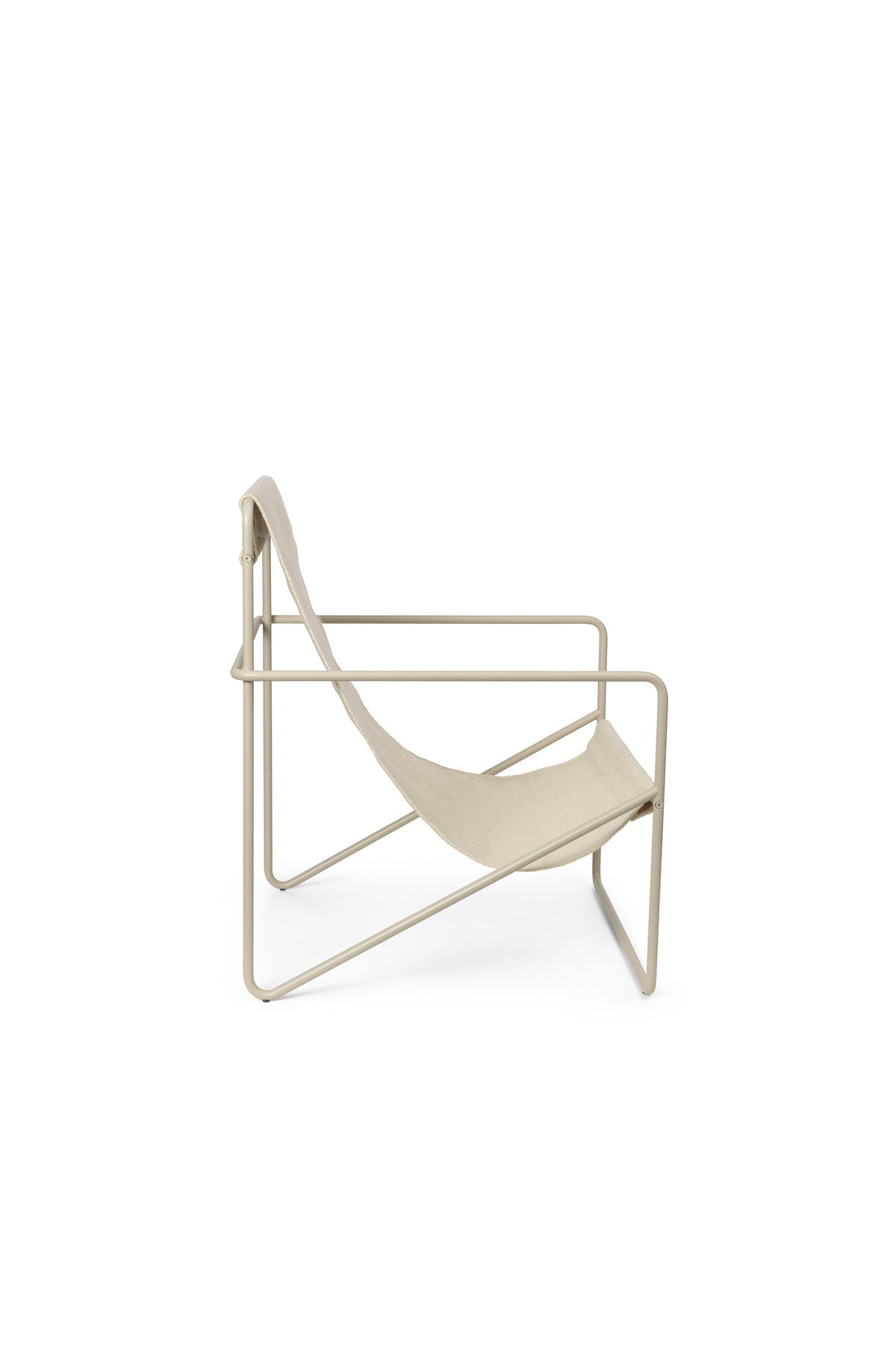 Desert Loungestuhl in Cashmere/Cloud präsentiert im Onlineshop von KAQTU Design AG. Outdoor-Sessel mit Armlehnen ist von Ferm Living