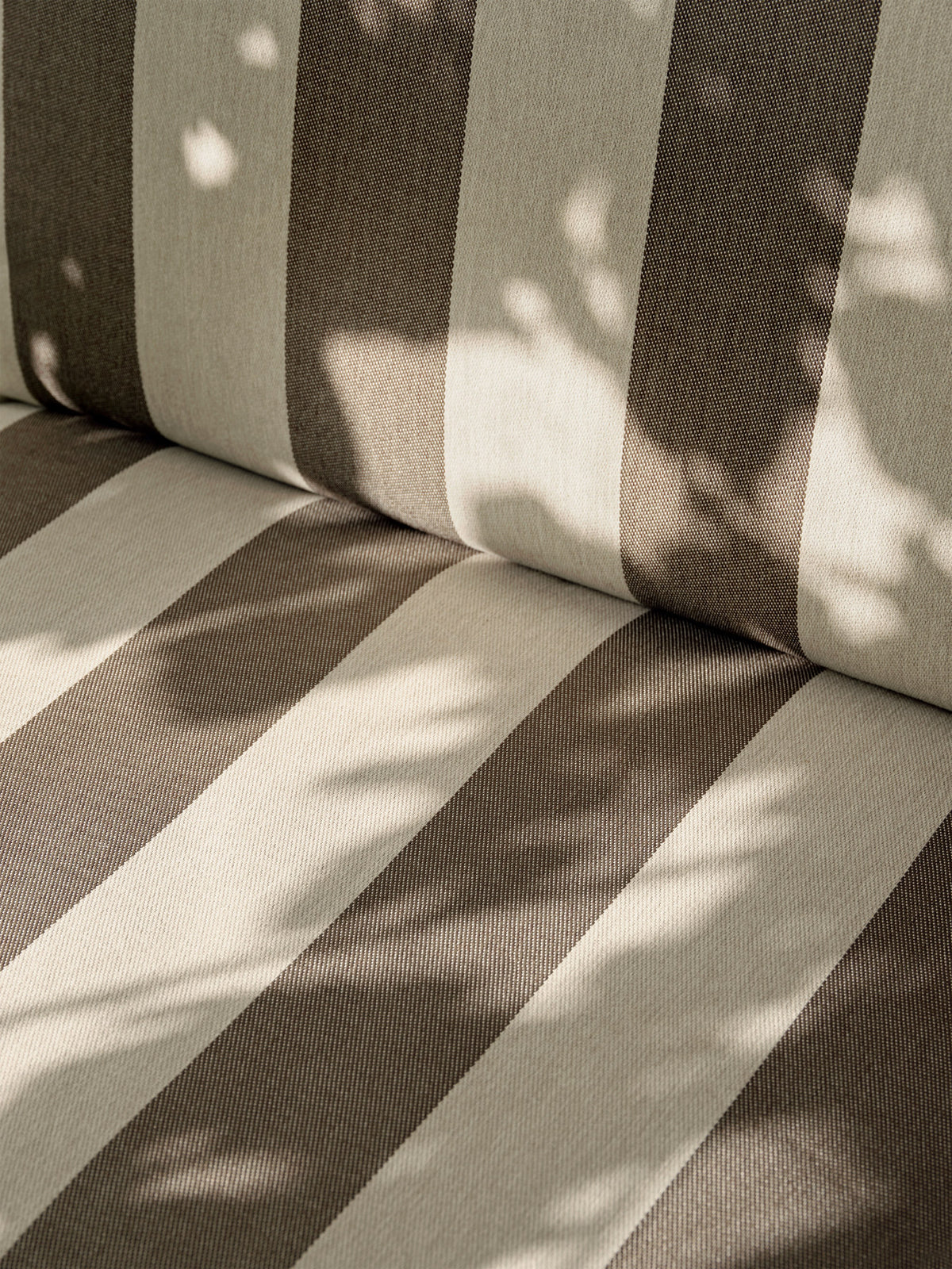 Desert 3-seater Dolce in Braun / Weiss / Schwarz präsentiert im Onlineshop von KAQTU Design AG. Lounge Sofa ist von Ferm Living