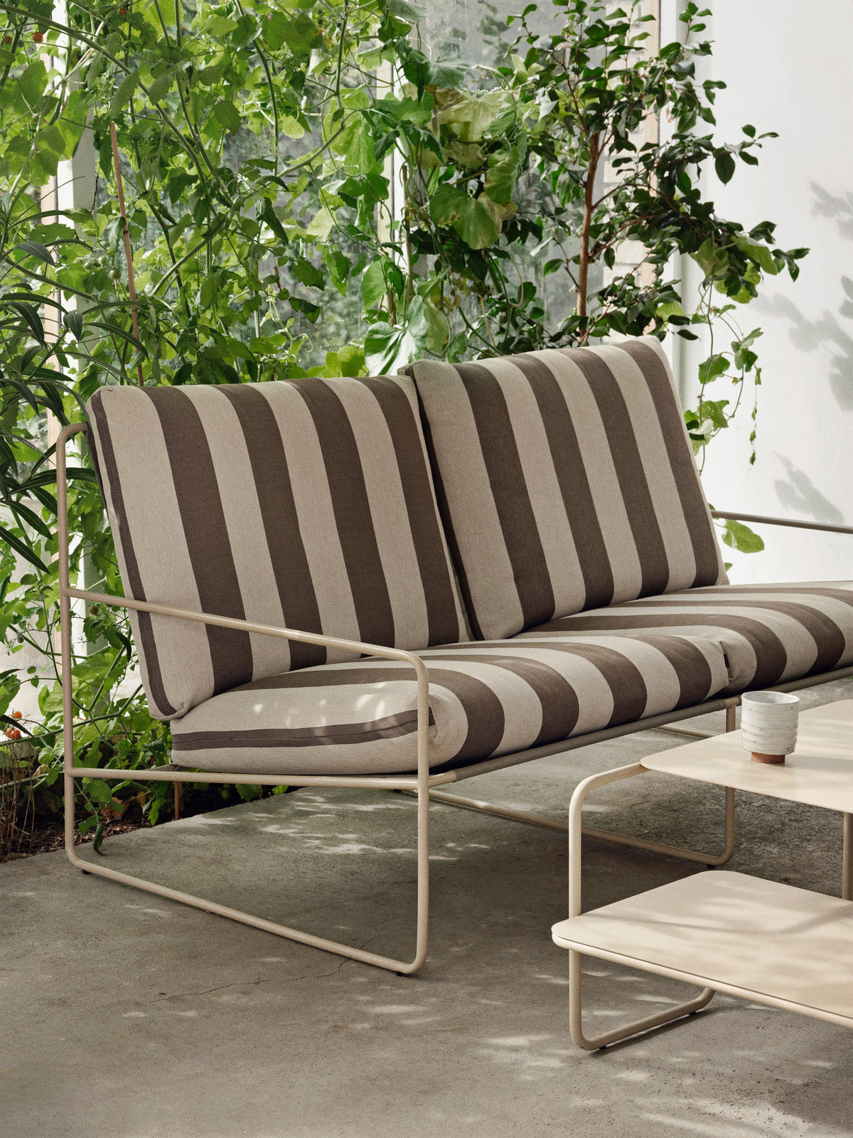 Zweisitziges Outdoor-Sofa Desert von Ferm Living mit Stahlrahmen und Polsterkissen