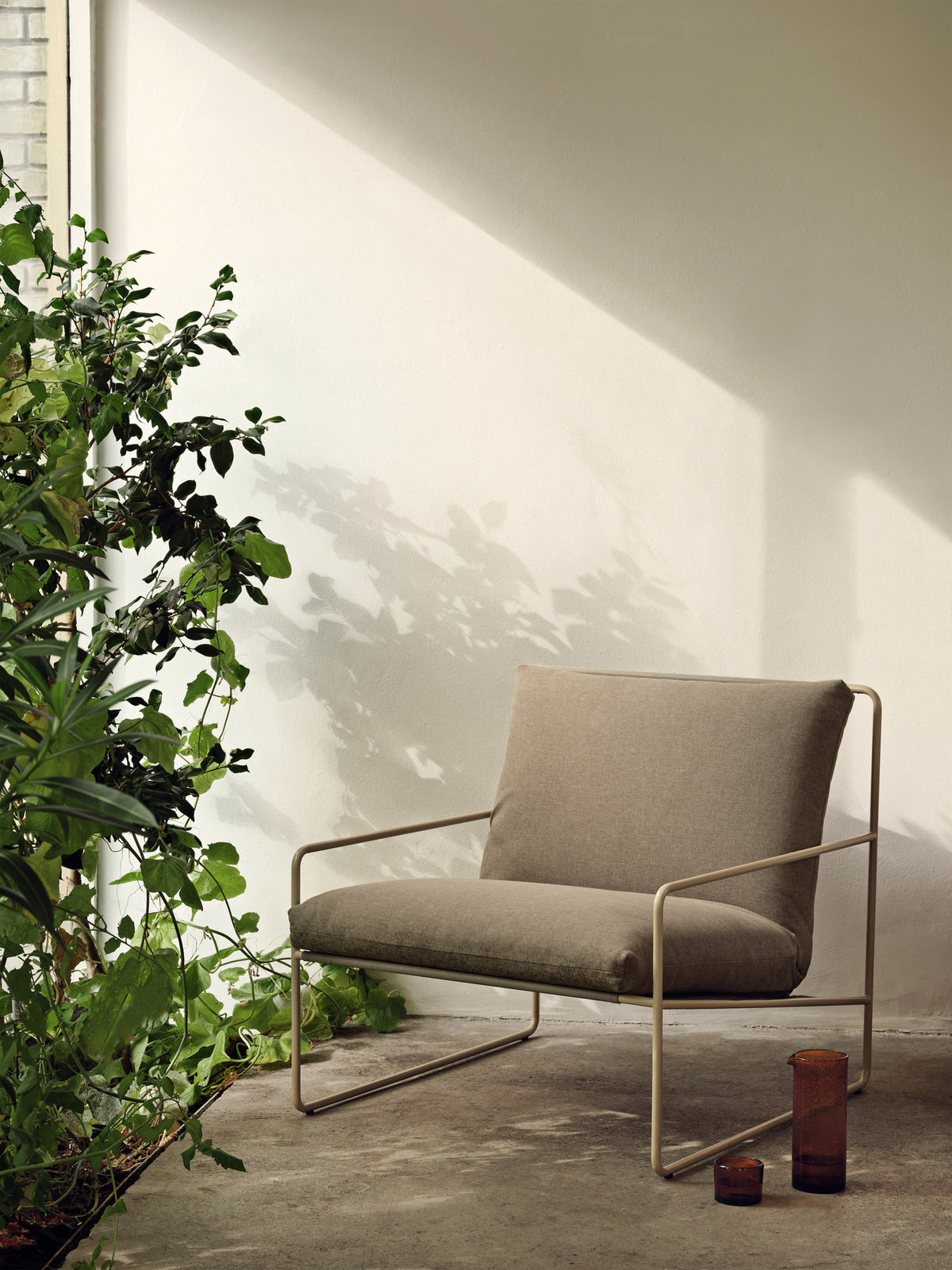 Outdoor-Sessel Desert Dolce mit Armlehnen, Stahlgestell und gepolstertem Stoffbezug