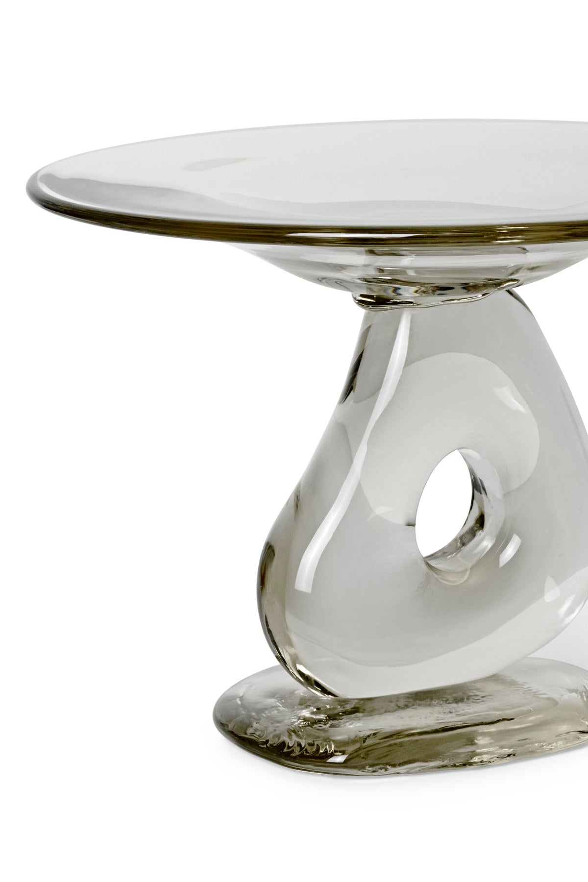 Damo Glas-Tafelaufsatz von Ferm Living, Tortenplatte aus mundgeblasenem Massivglas in Klar, geschwungener Skulpturenfuss, handgefertigt