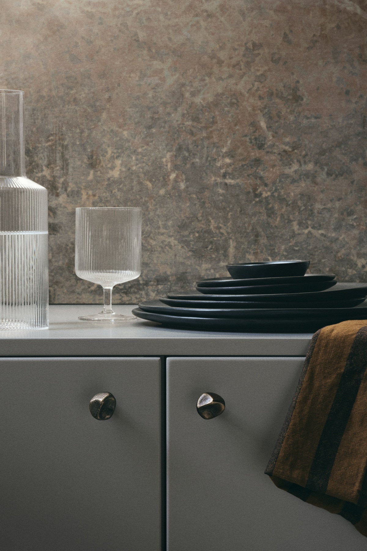 Gravel Haken in Antique Brass präsentiert im Onlineshop von KAQTU Design AG. Kleiderhaken ist von Ferm Living