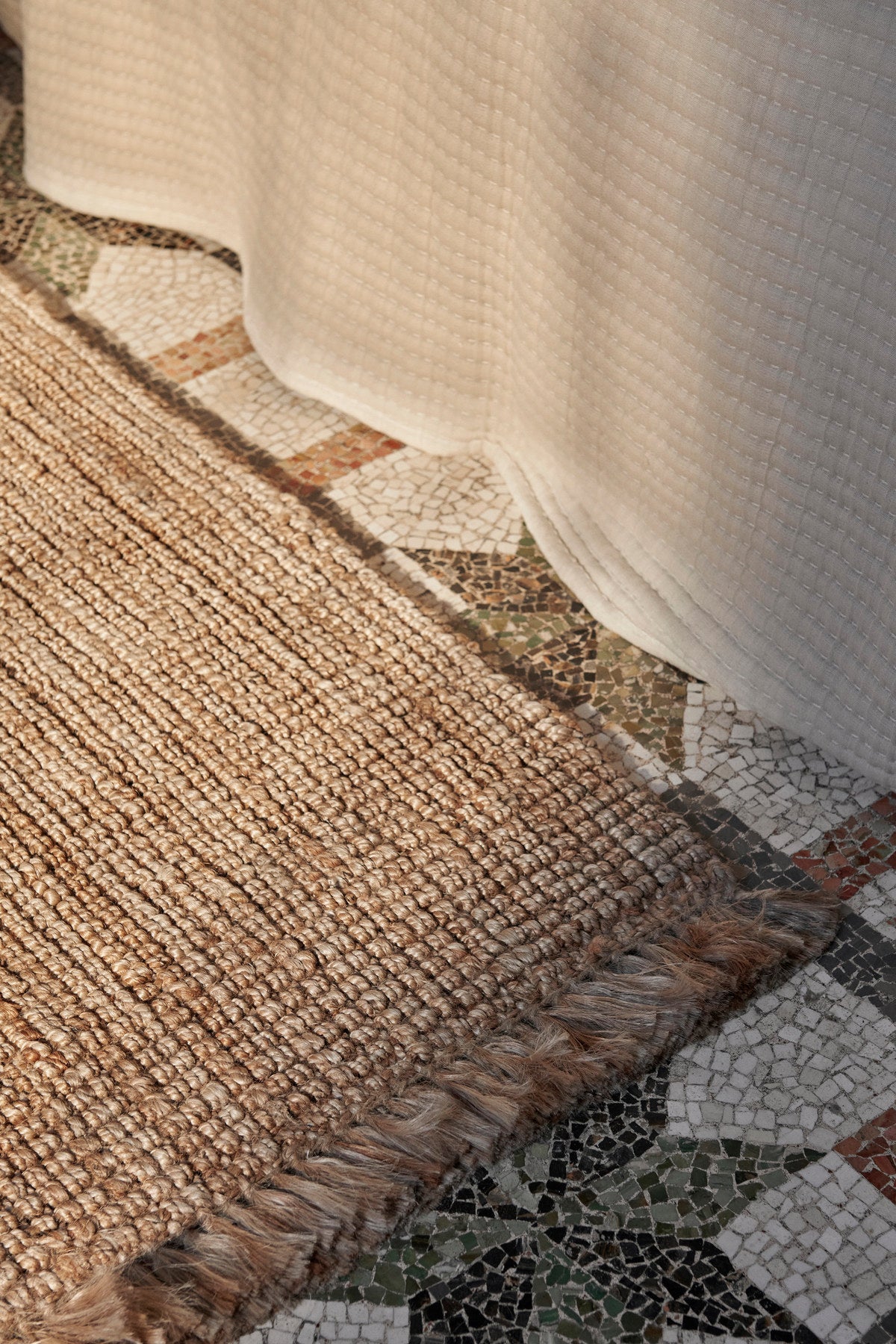Athens Teppich von Ferm Living aus 100% Jute in Natur, handgewebt mit sichtbarer Struktur und vollen Fransen, rechteckige Form
