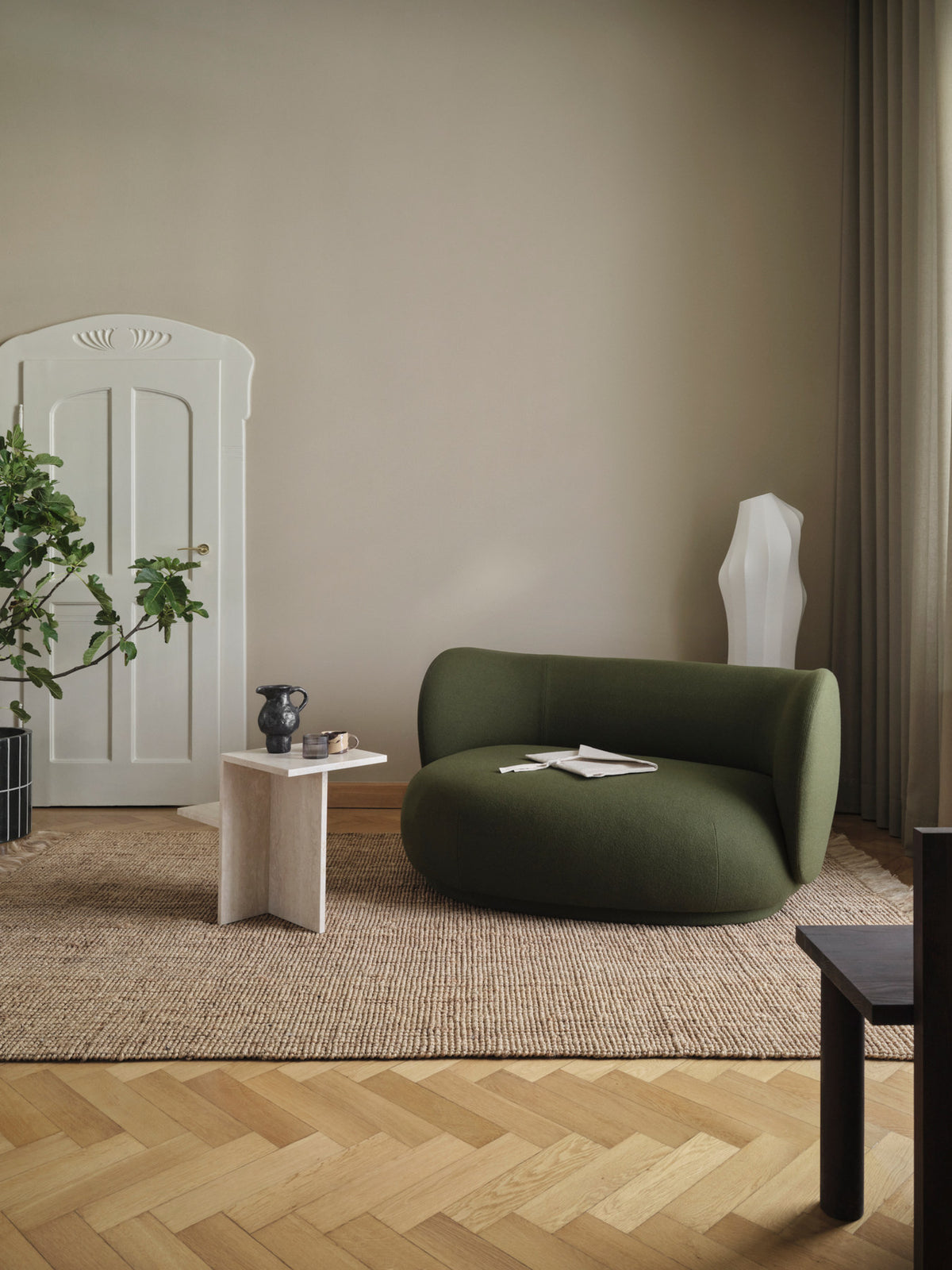 Athens Teppich von Ferm Living aus 100% Jute in Natur, handgewebt mit sichtbarer Struktur und vollen Fransen, rechteckige Form