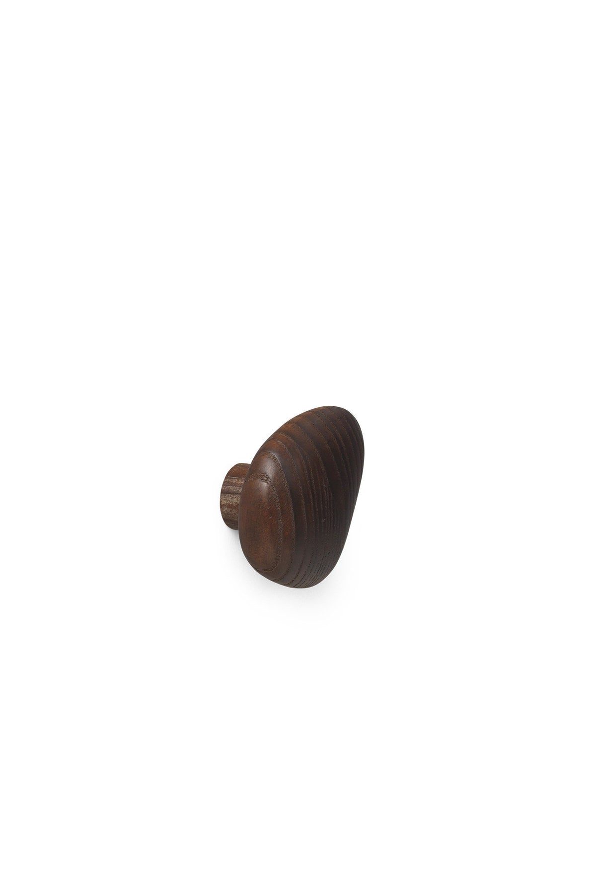 Zwei dunkelbraune Cairn Kleiderhaken aus FSC-zertifiziertem Eschenholz mit karbonisierter Oberfläche und abgerundeten, skulpturalen Formen von Ferm Living