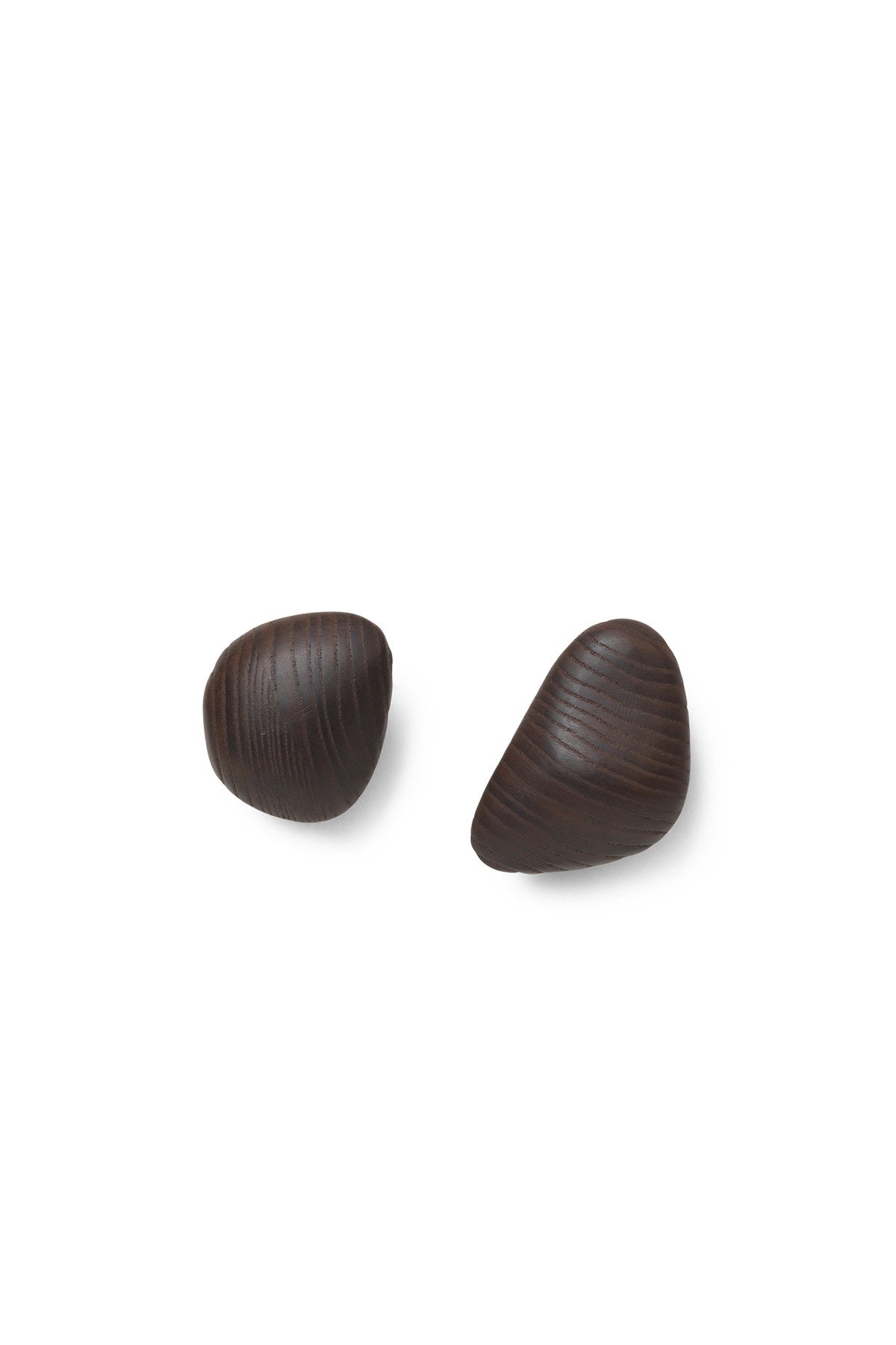 Zwei dunkelbraune Cairn Kleiderhaken aus FSC-zertifiziertem Eschenholz mit karbonisierter Oberfläche und abgerundeten, skulpturalen Formen von Ferm Living